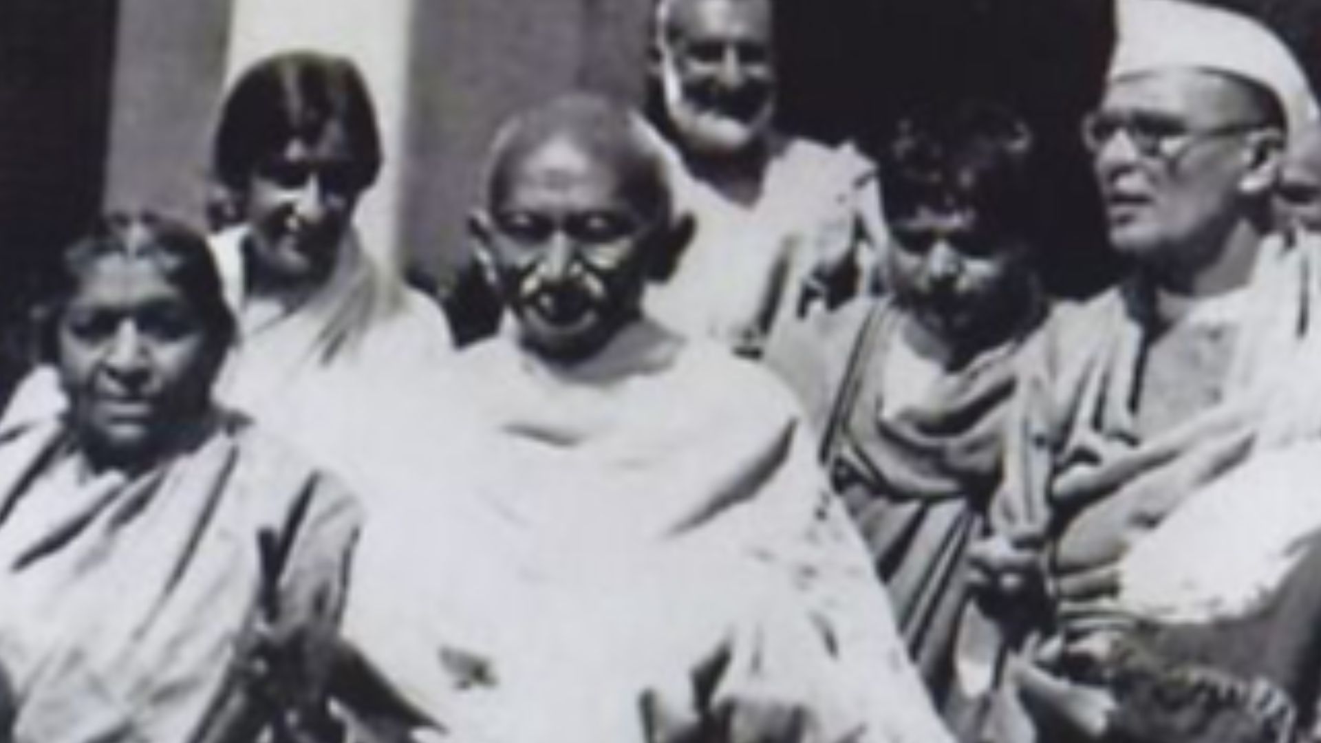 File:Mahatma Gandhi with Sarojini Naidu.jpg