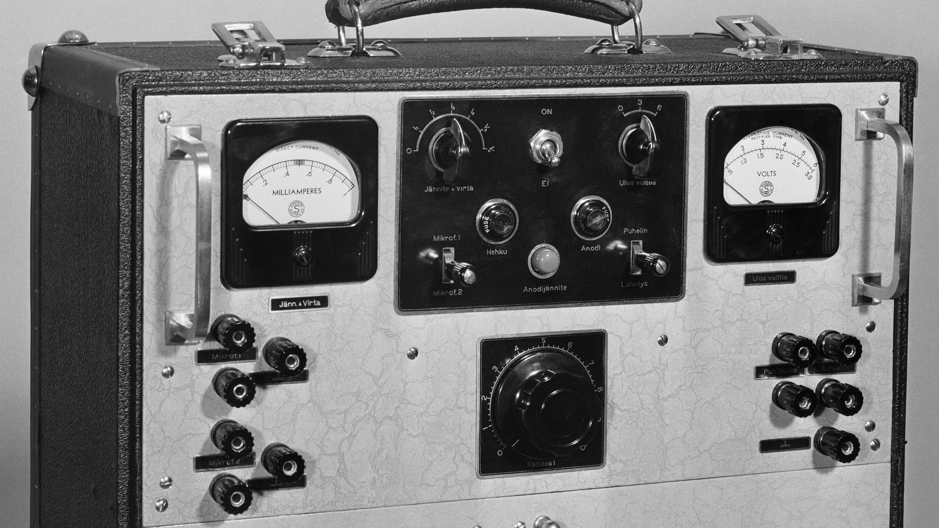 a black and white photo of a machine