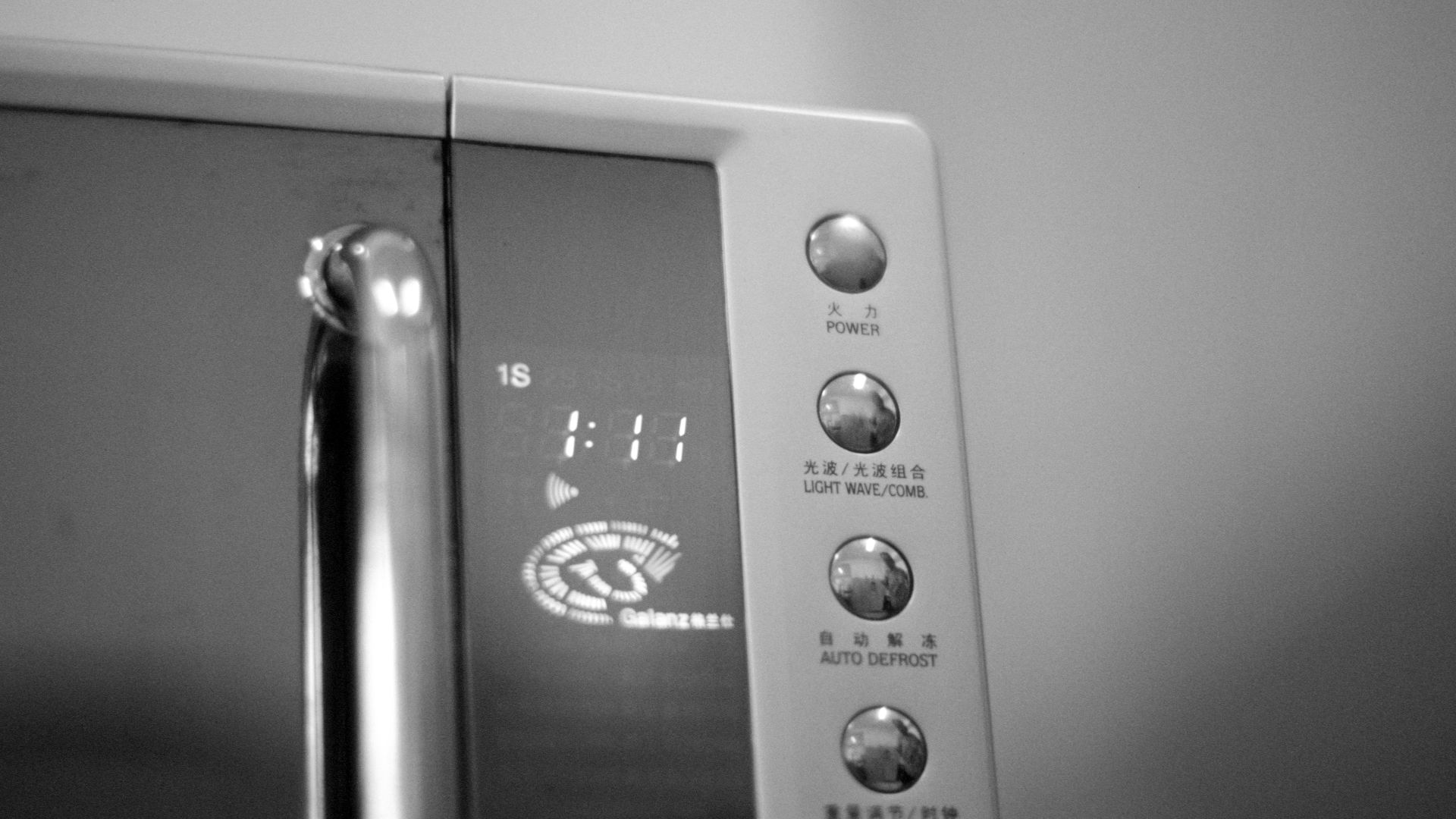 a black and white photo of a microwave