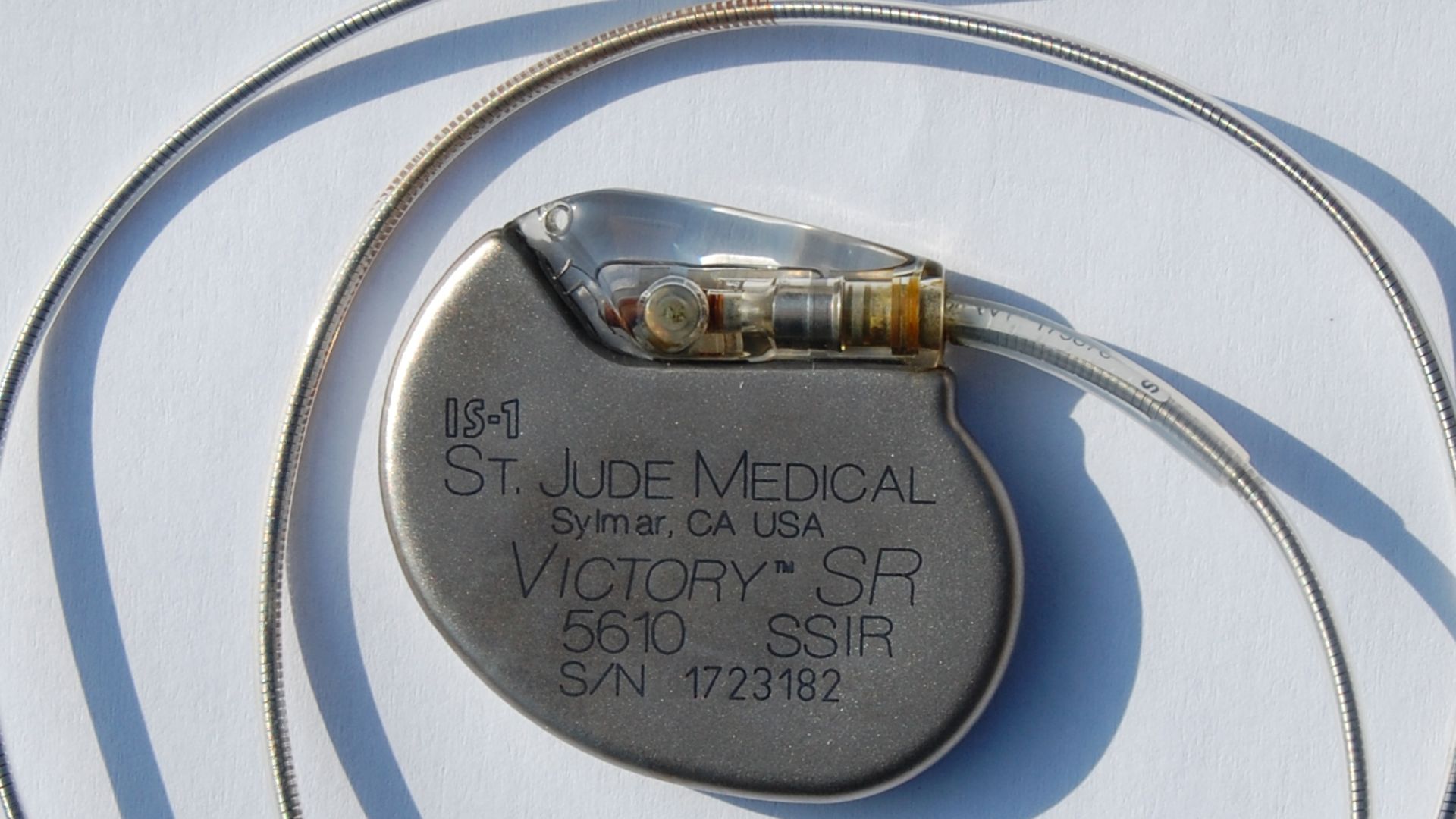 File:St Jude Medical pacemaker with ruler.jpg