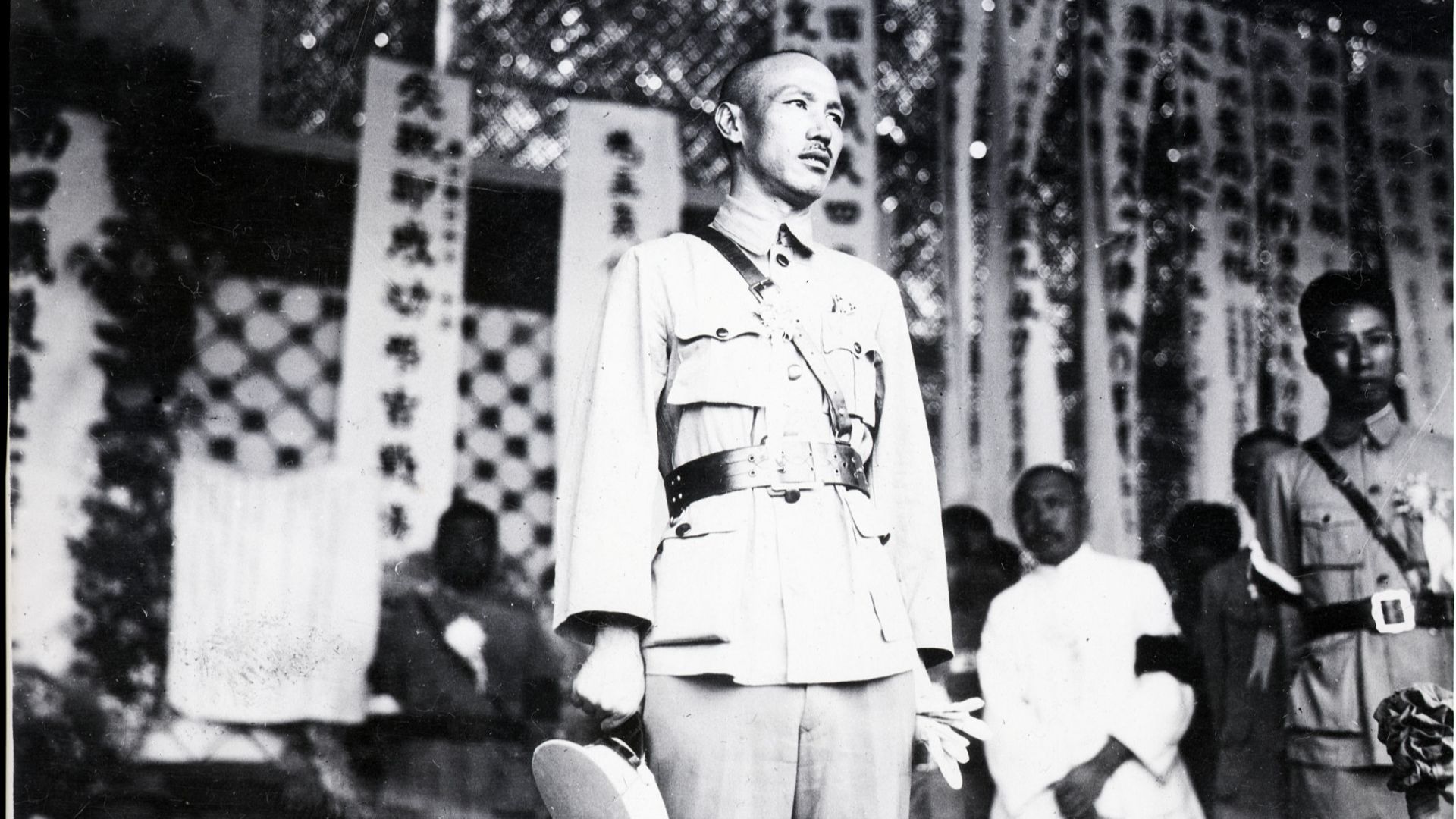 File:Chiang Kai-Shek paying reverence at the tomb of the late Dr. Sun Yat-Sen, August 04, 1928.jpg