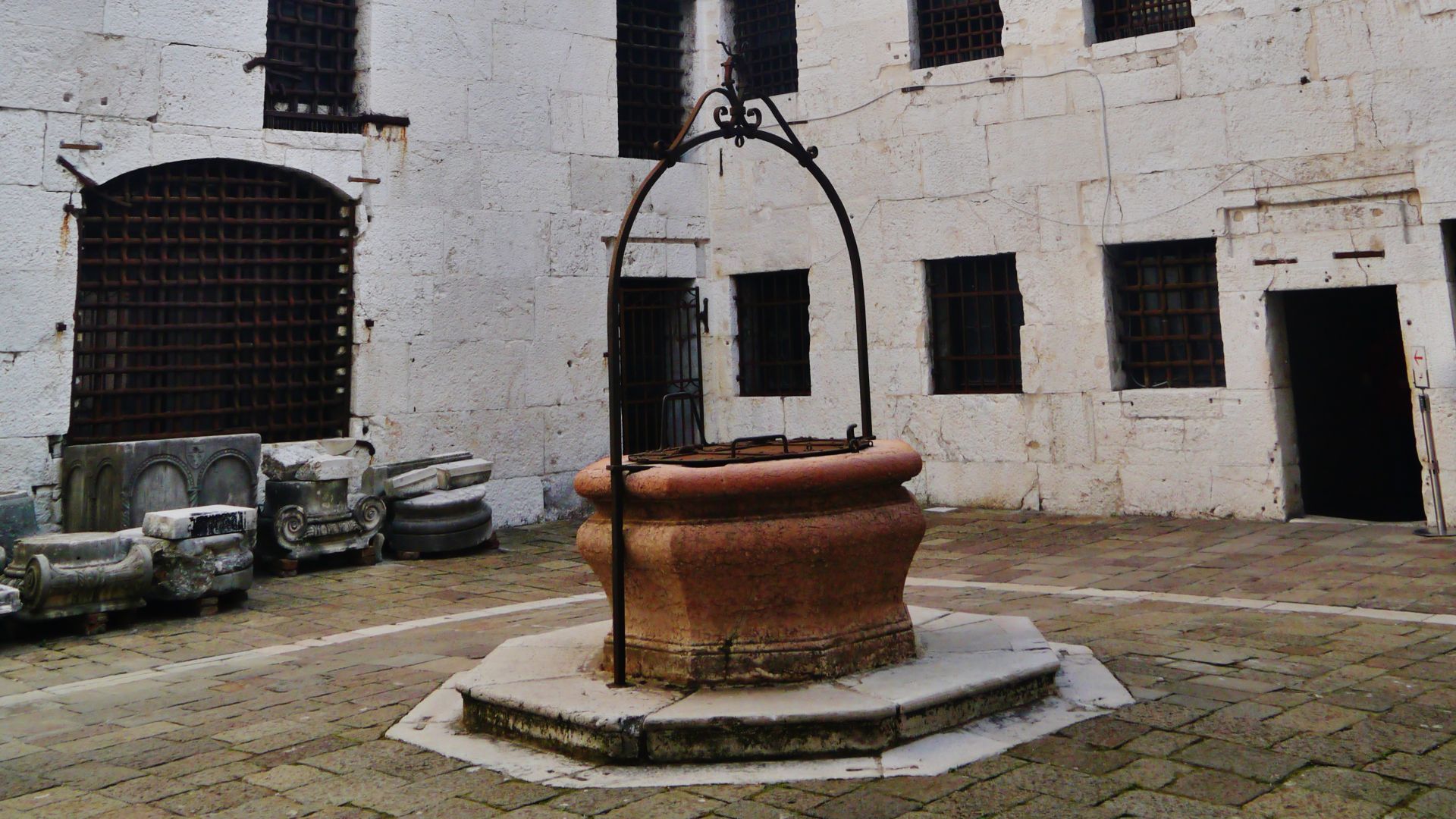 File:Venezia Palazzo Ducale Prigioni Nuove Innenhof 1.jpg