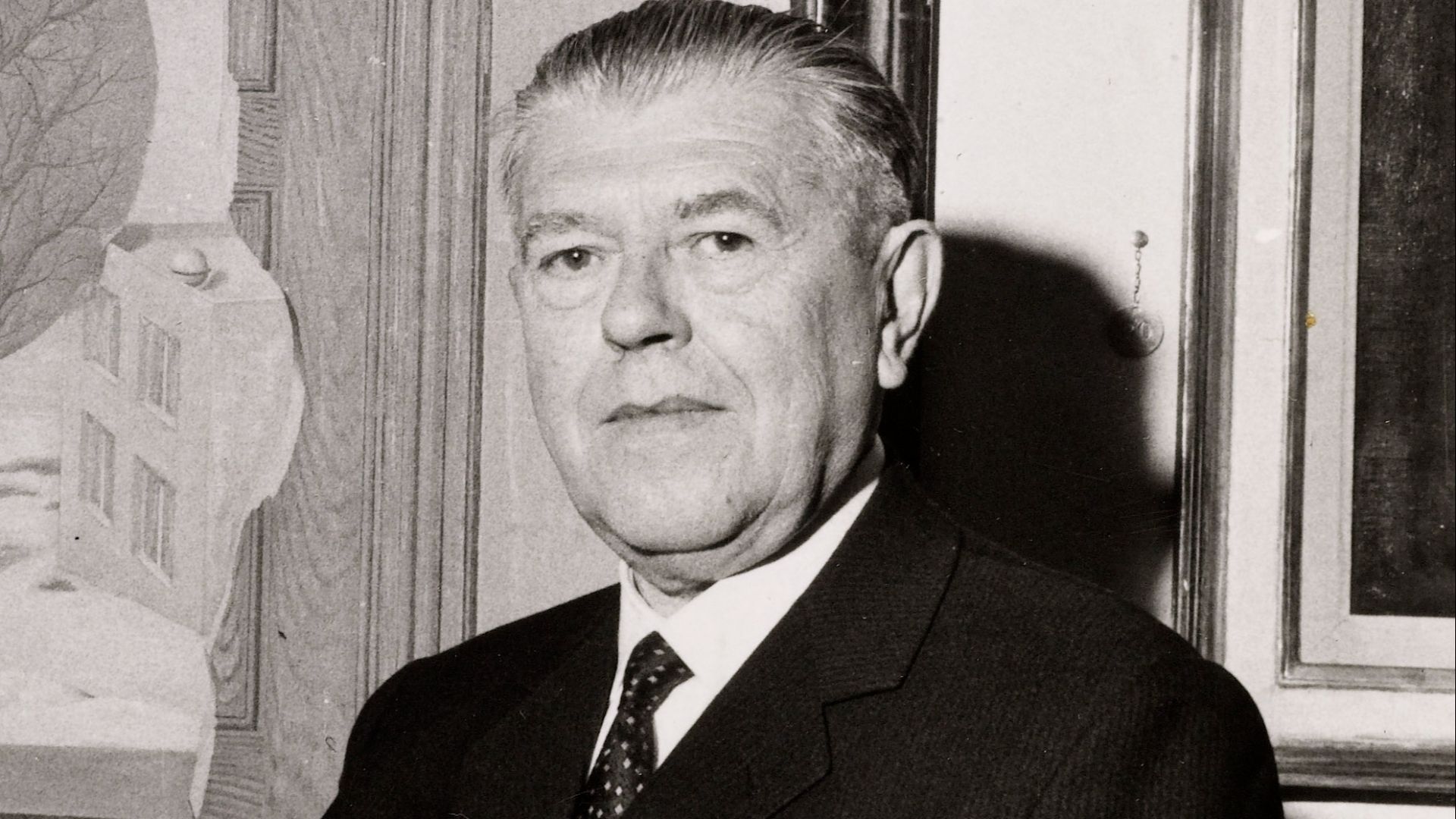 File:Portrait en buste du peintre surréaliste René Magritte (cropped).jpg