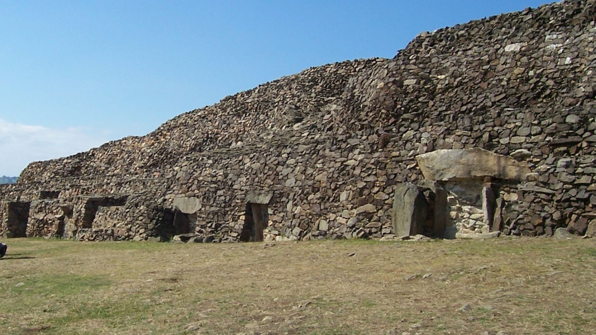 File:Barnenez front2.jpg