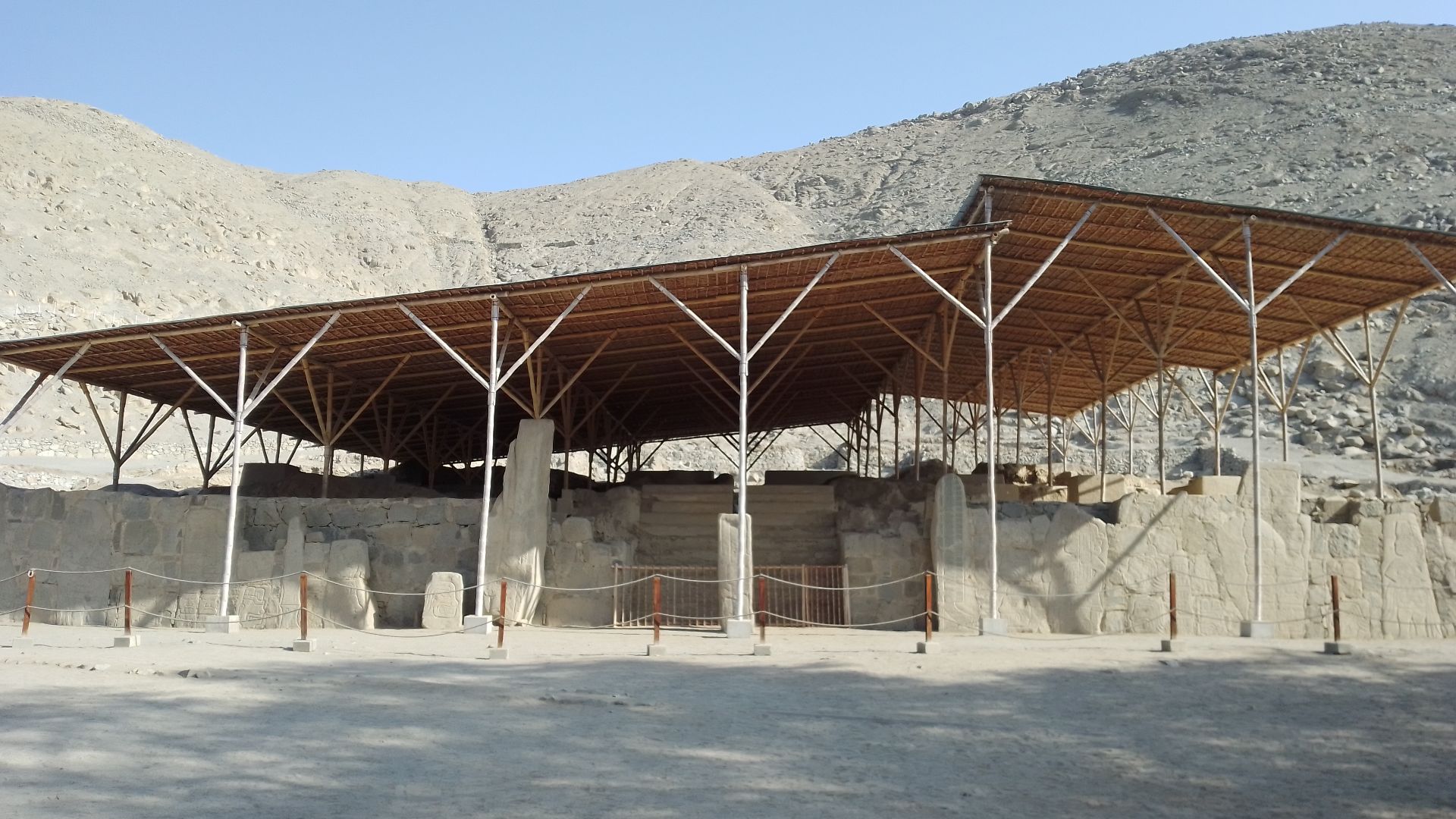 File:Huaca Sechin Bajo.jpg