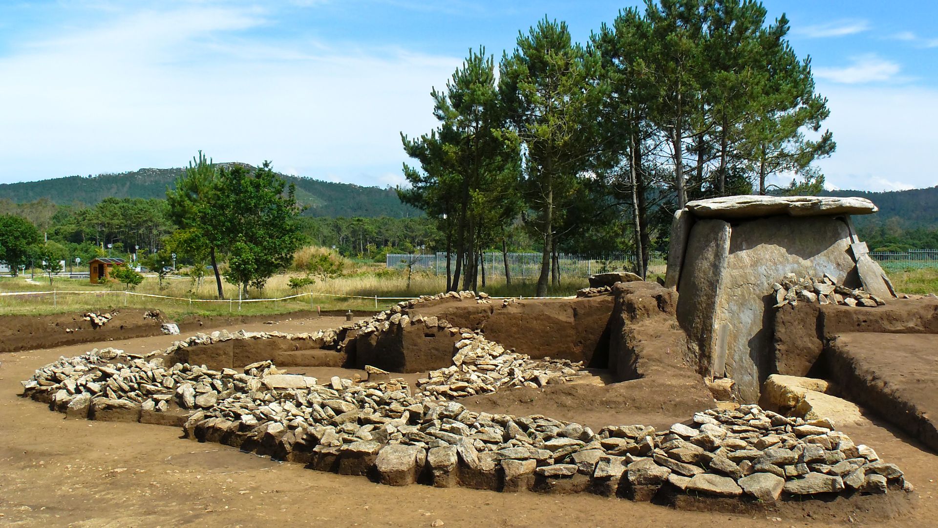 File:Dolmen de Dombate - Cabana de Bergantiños - A Coruña (excavacións 2009).jpg