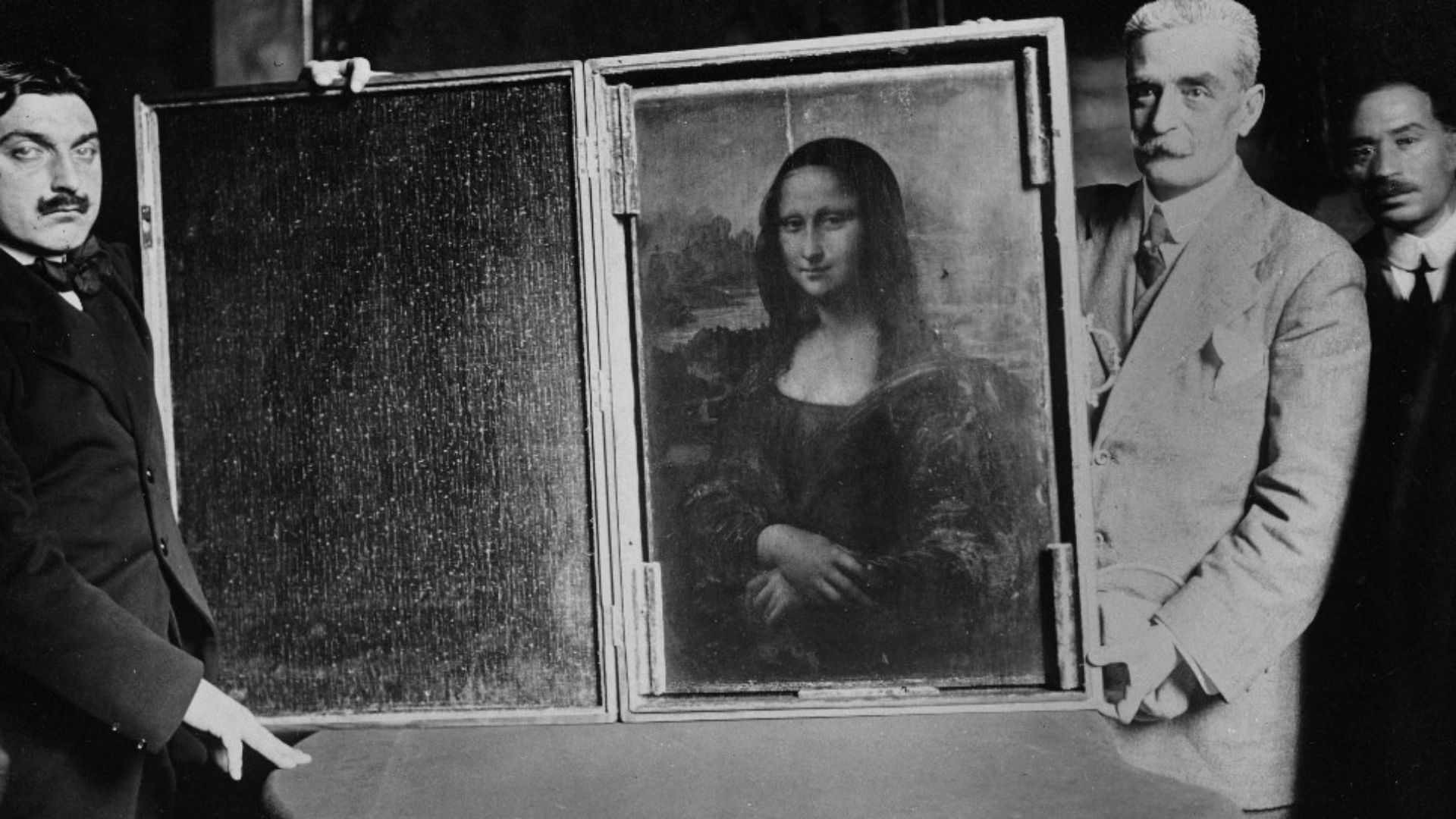 File:Two men carry the Mona Lisa back to the Louvre in January 1914.jpg