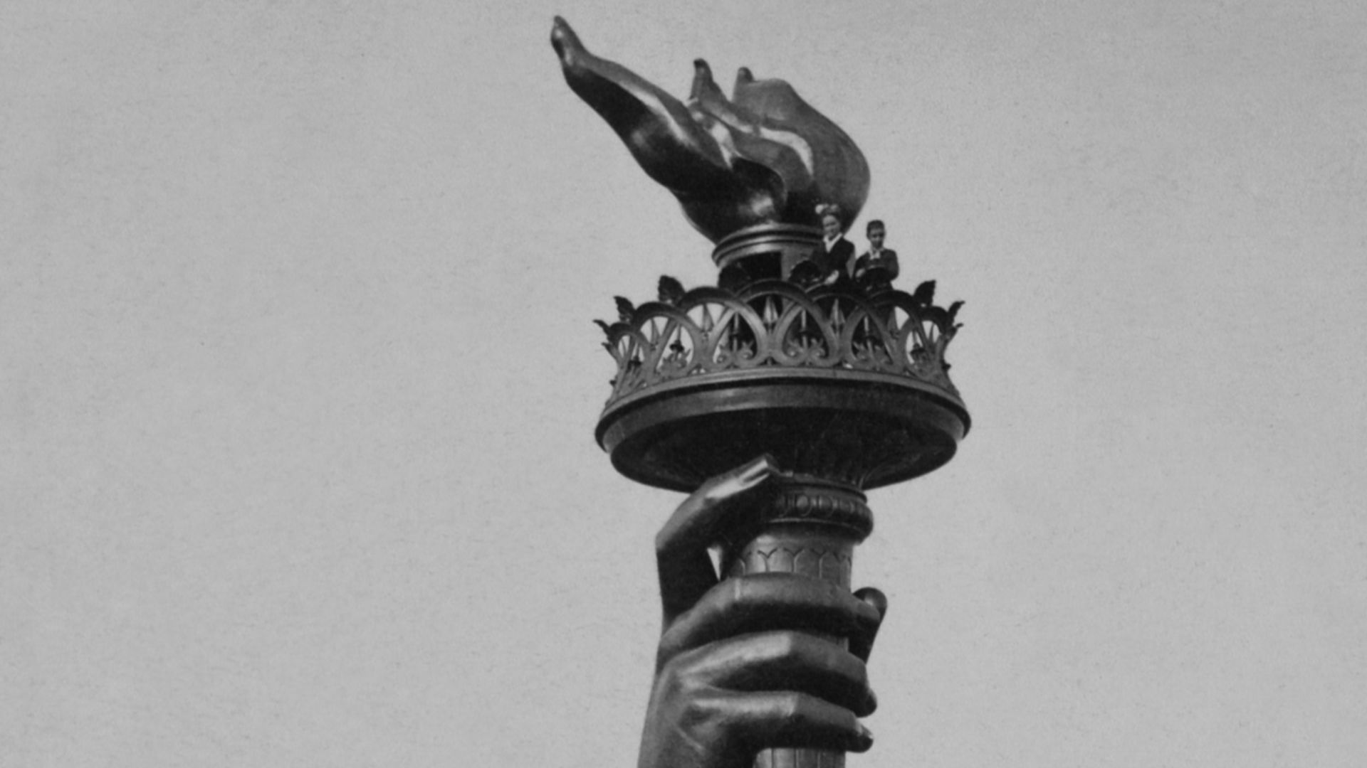 File:Statue of Liberty Arm, 1876, Phildadelphis Centennial Exposition BW.jpg