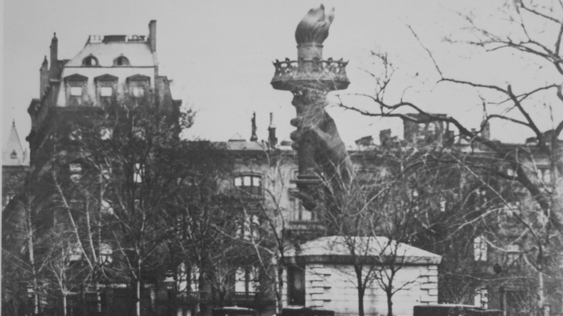 File:ArmAndTorchStatueOfLibertyMadisonSquareParkNewYork1876to1882 2.jpg