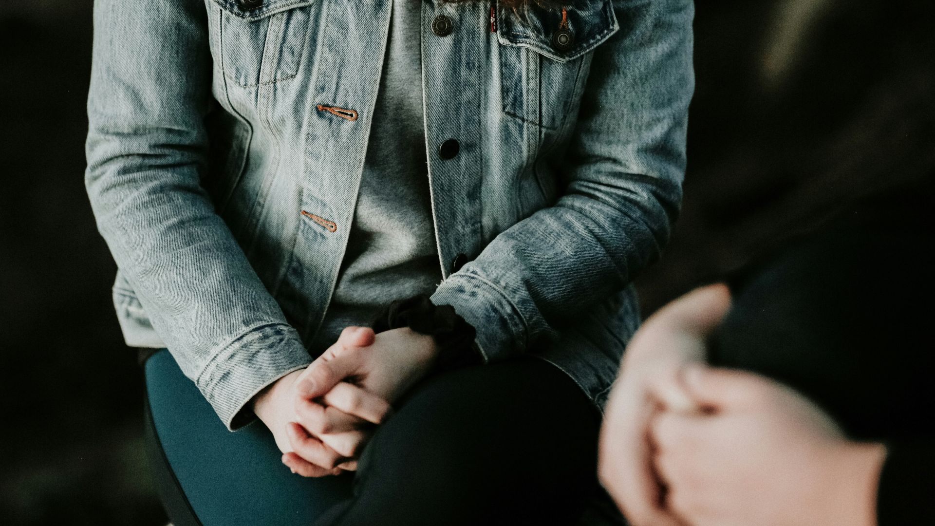 woman wearing gray jacket