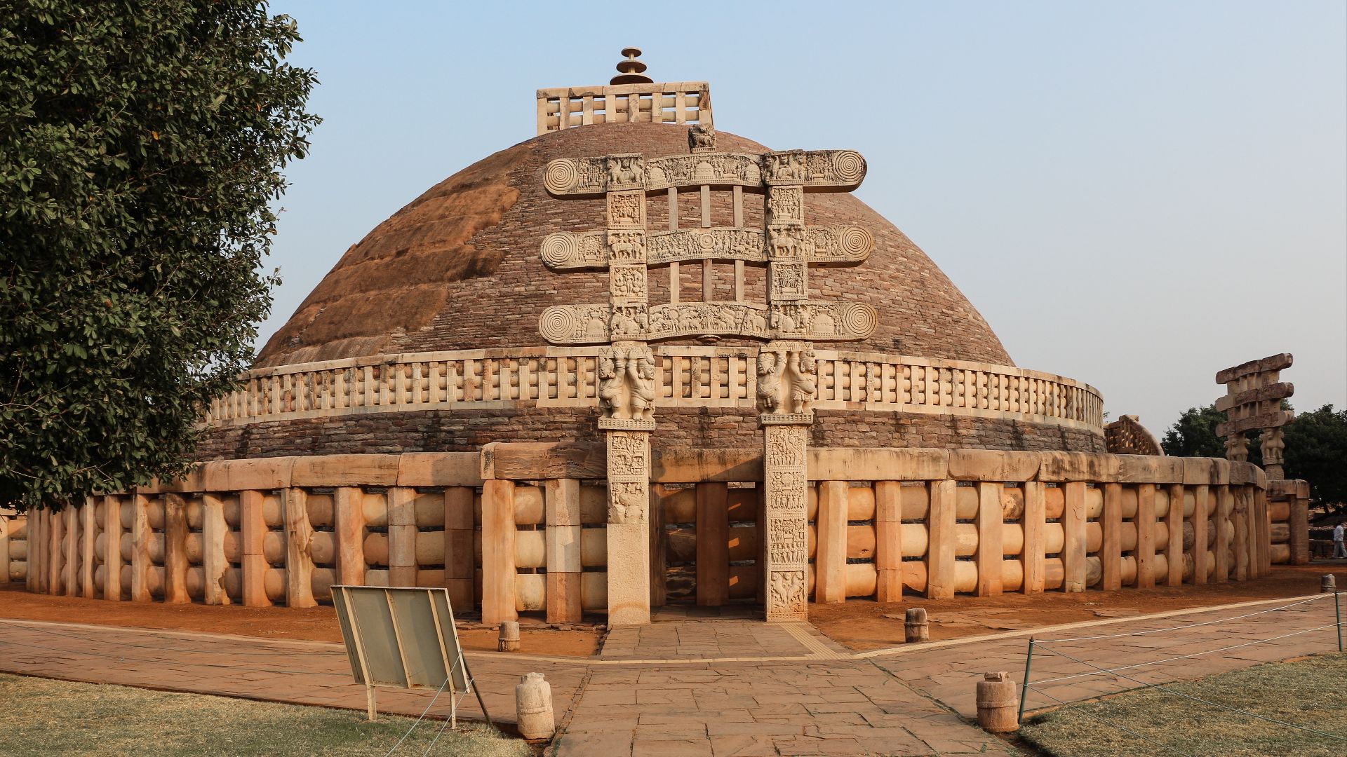 File:Stupa 1, Sanchi 02.jpg