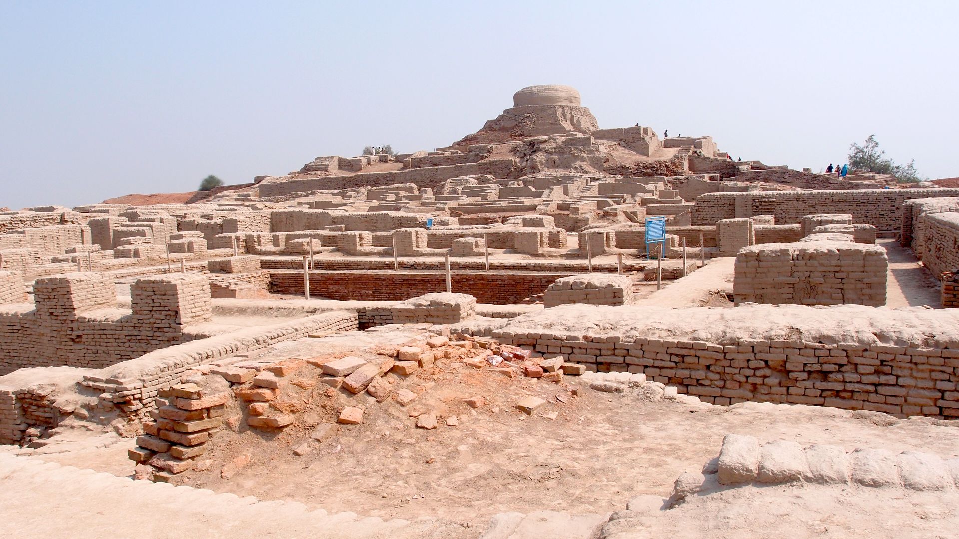 File:Mohenjodaro - view of the stupa mound.JPG