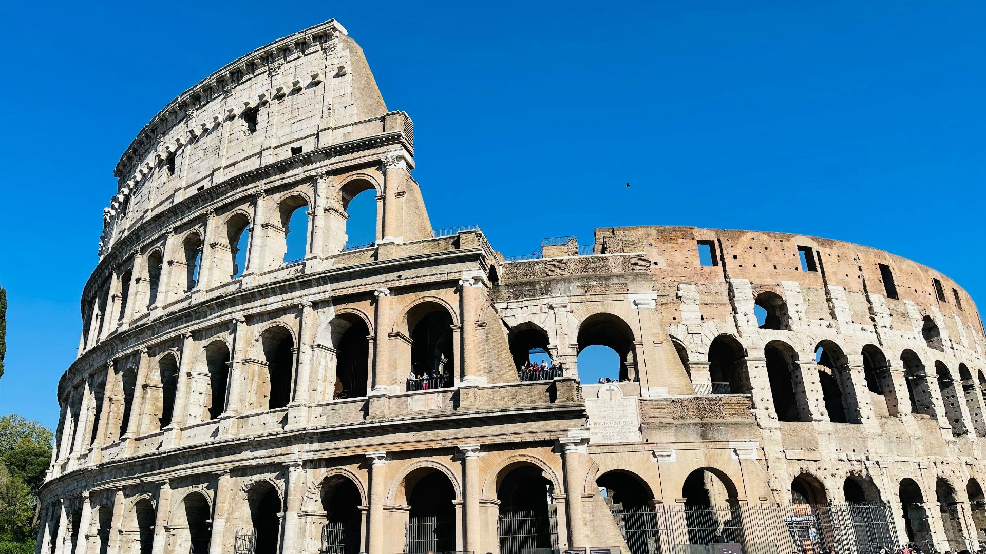 a very large building with a lot of windows