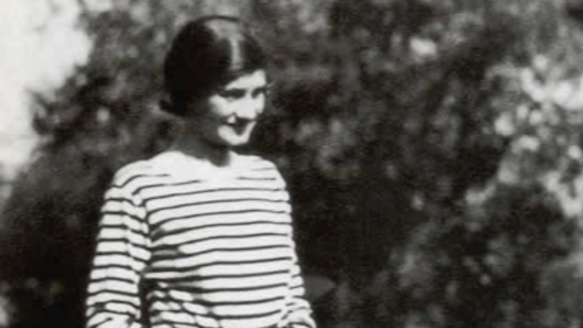 File:Gabrielle Chanel en marinière.jpg