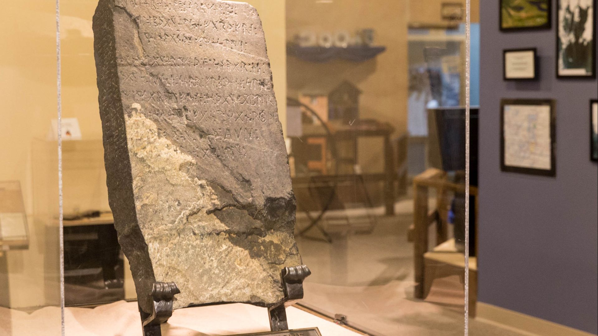 File:Kensington Runestone, Alexandria MN - 29372029746.jpg