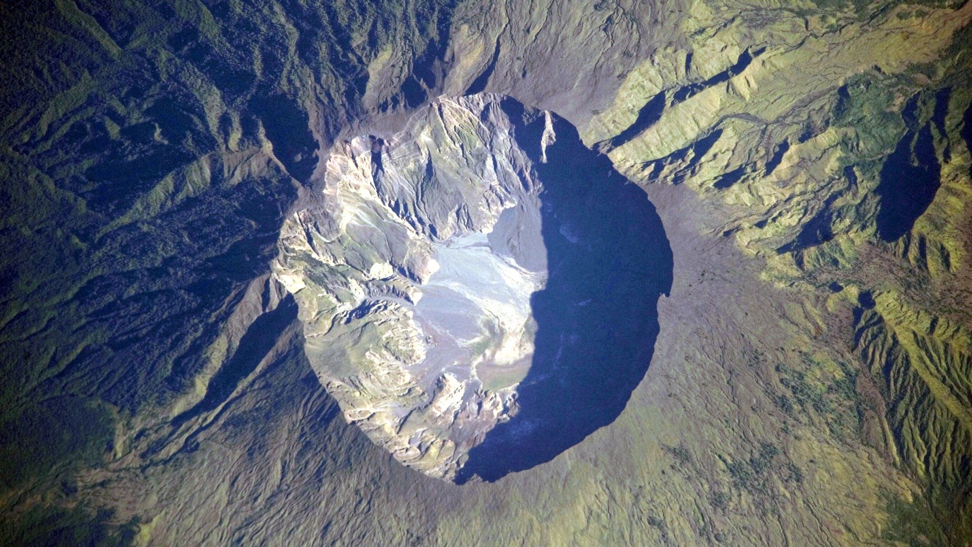 File:Mount Tambora Volcano, Sumbawa Island, Indonesia.jpg