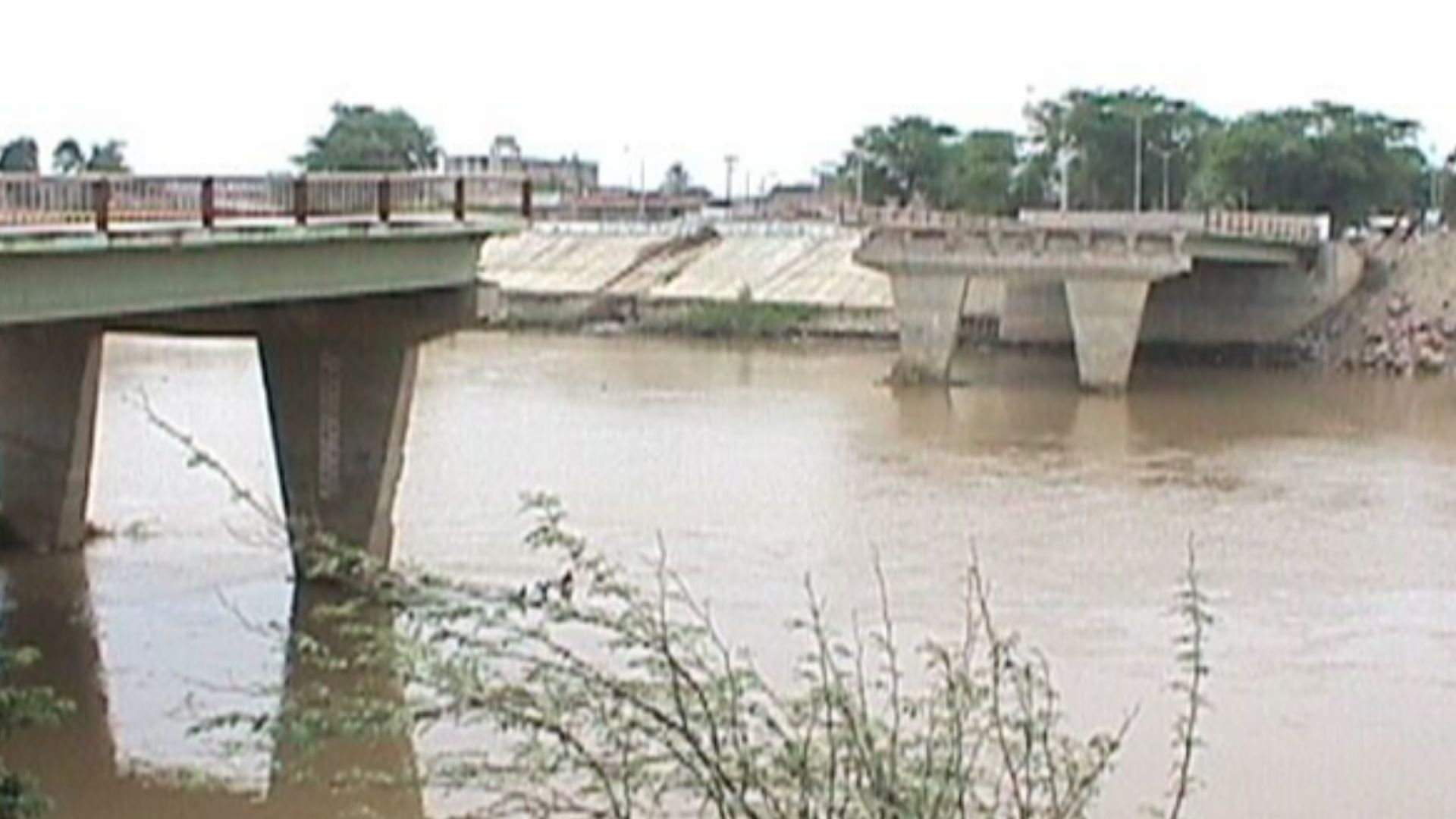 File:Antiguo puente Bolognesi - Piura - Perú.png