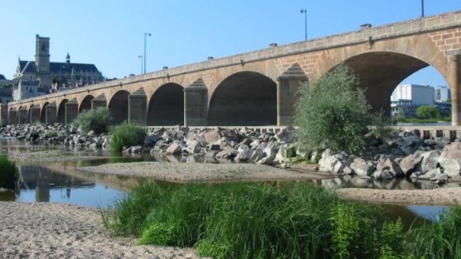 File:Nevers loire canicule 2003 01.jpg