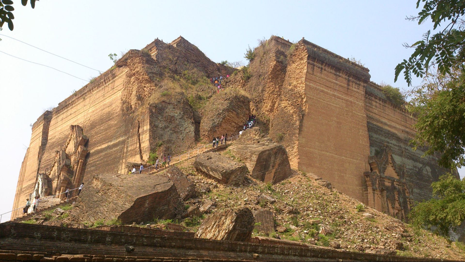 File:Mingun Pagoda with staircase on it's crack.JPG