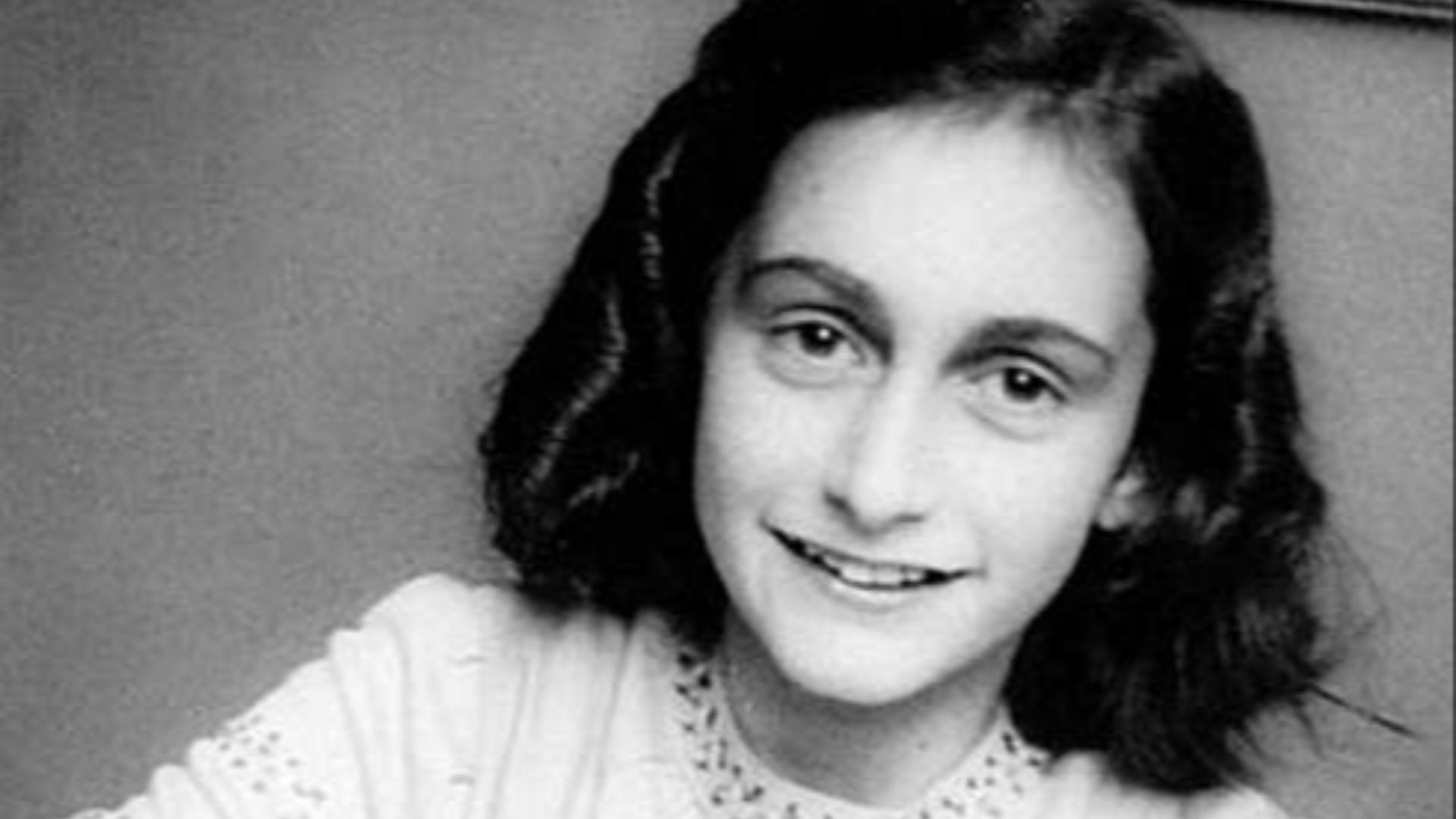 File:Anne Frank lacht naar de schoolfotograaf.jpg
