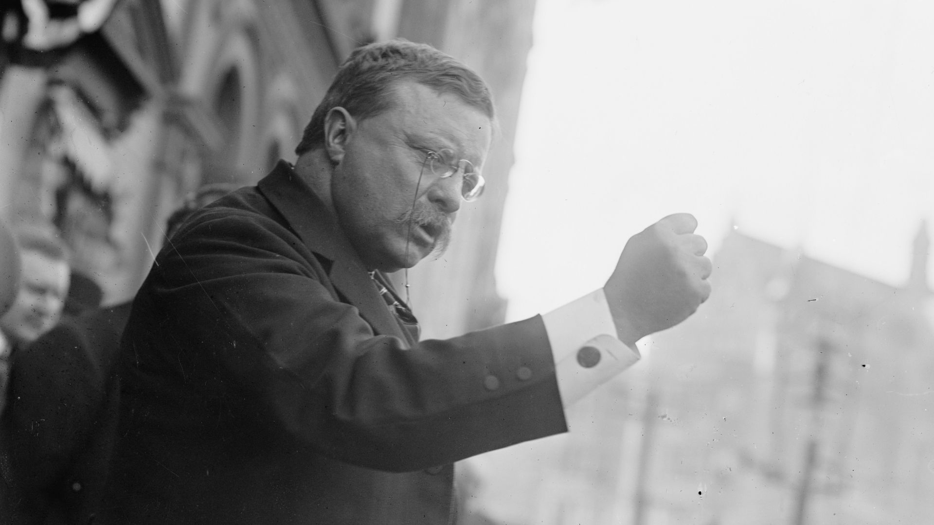 File:T. Roosevelt speaking, gesticulating with fist, outside, Yonkers, NY LCCN2014685324.jpg