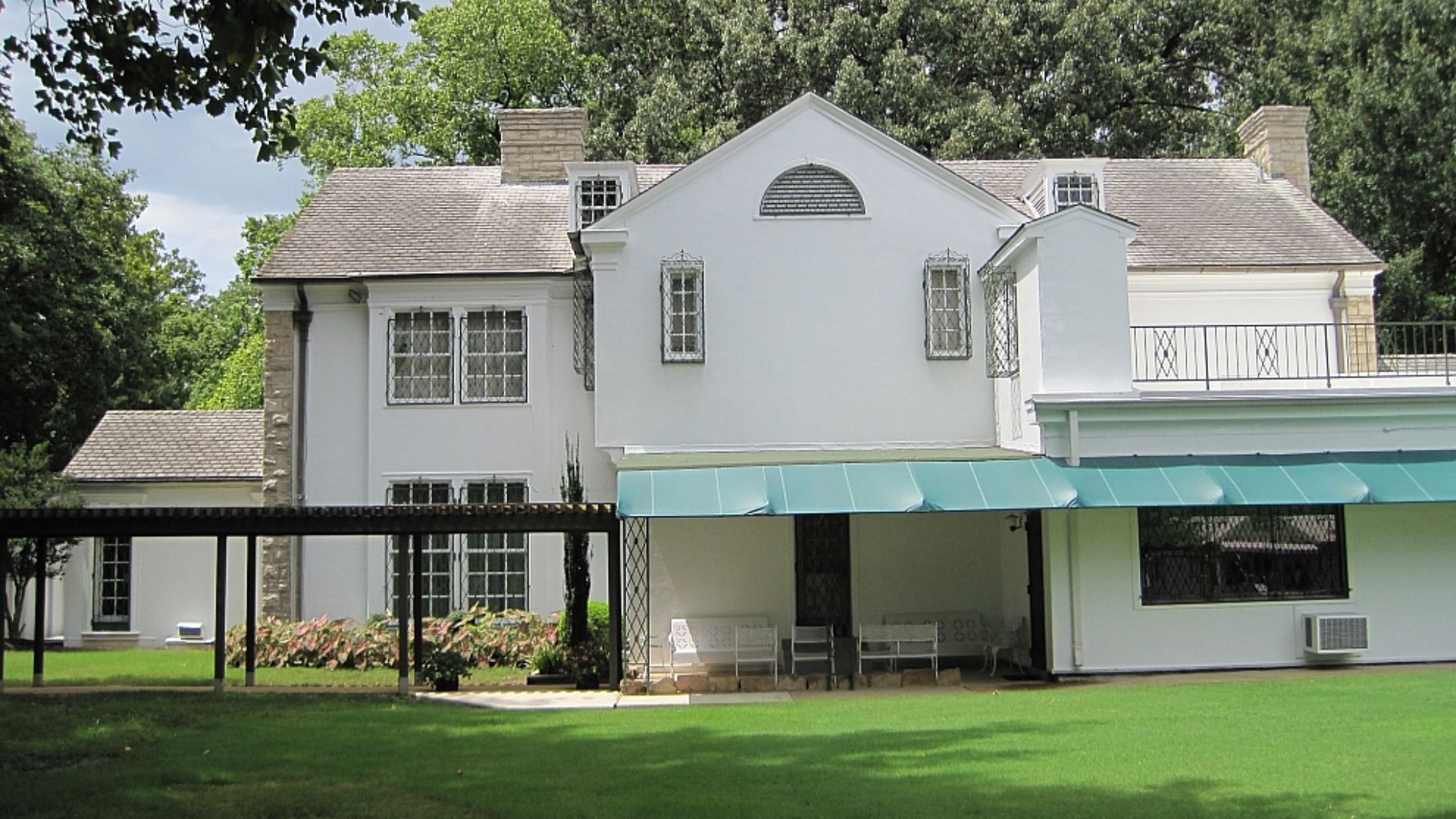 File:Graceland during Elvis Week 2011 031.jpg