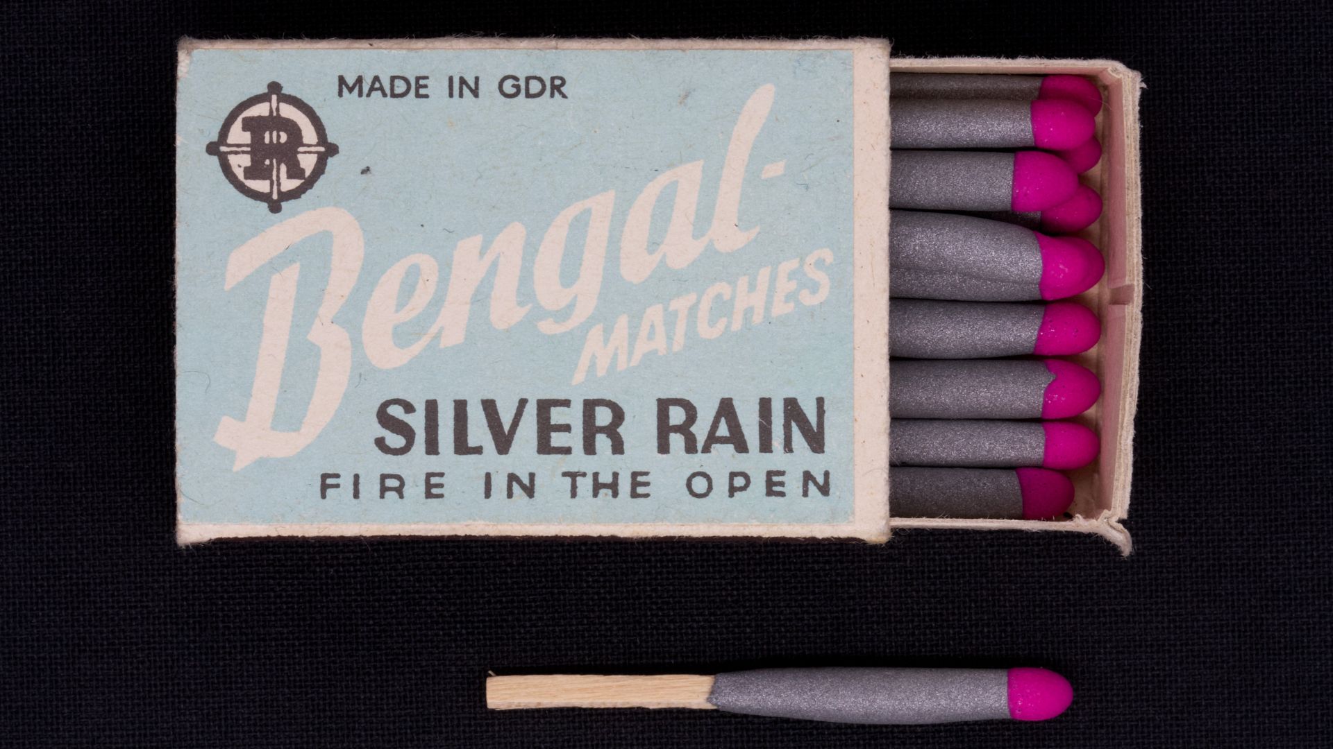 File:Bengal Matches Zuendwarenwerke Riesa (silver rain).jpg