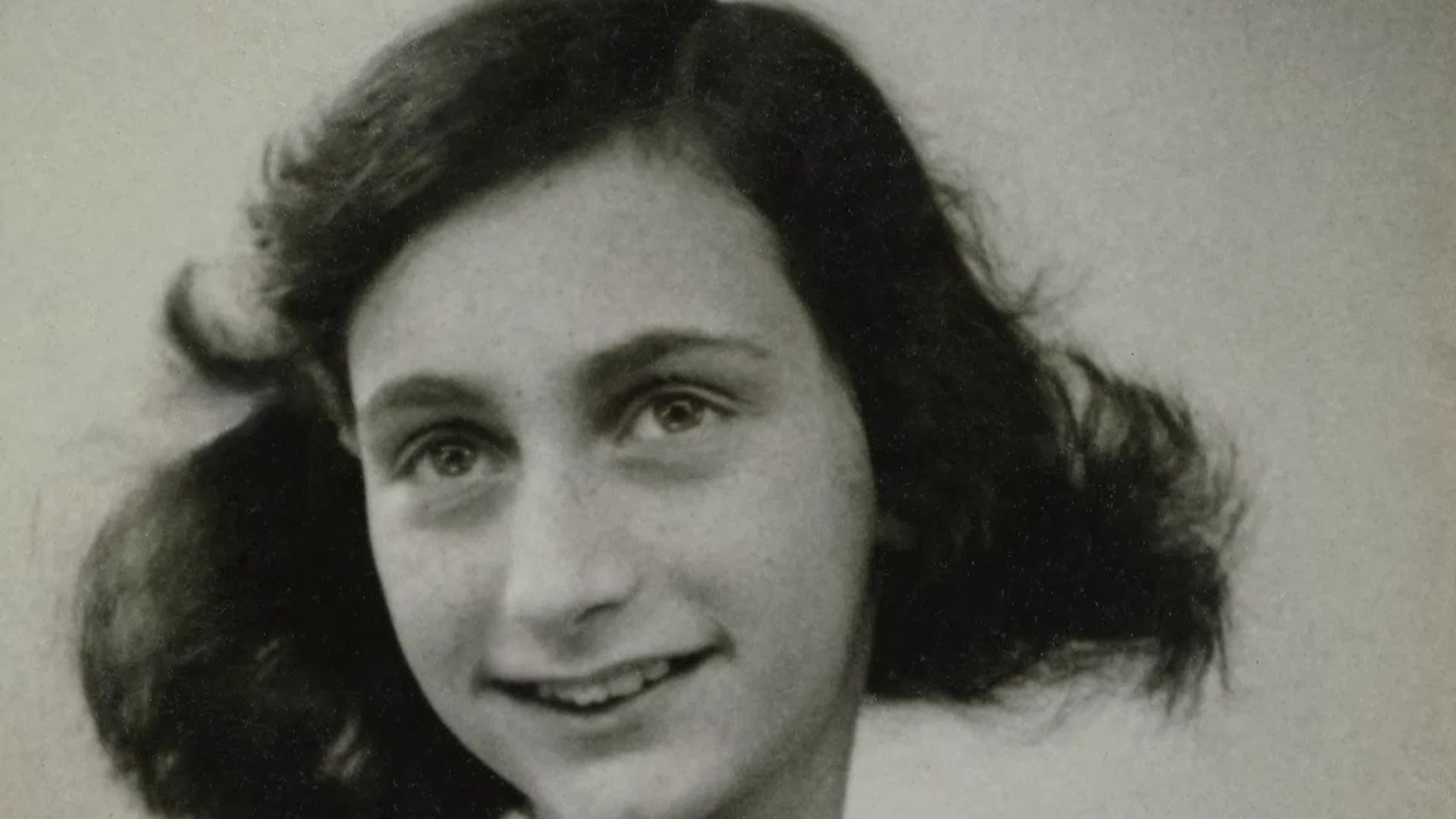 File:Anne Frank passport photo, May 1942.jpg