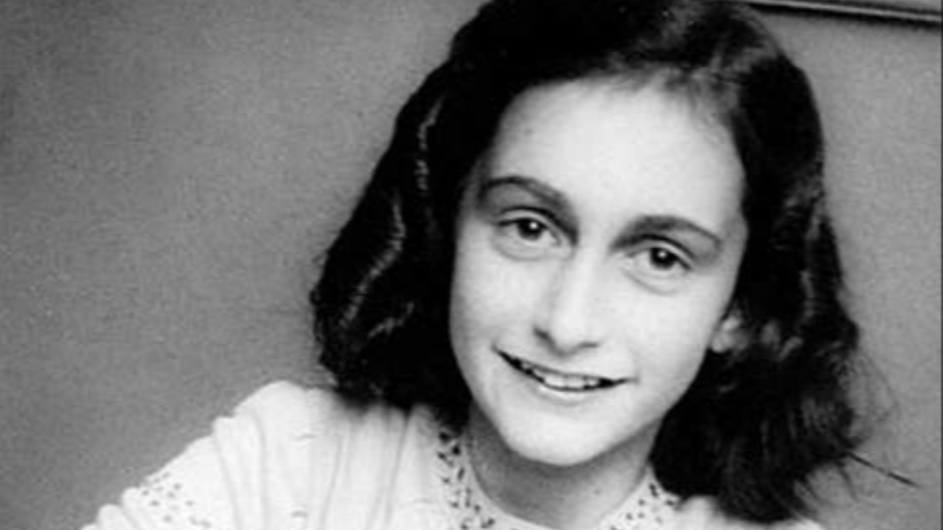 File:Anne Frank lacht naar de schoolfotograaf.jpg