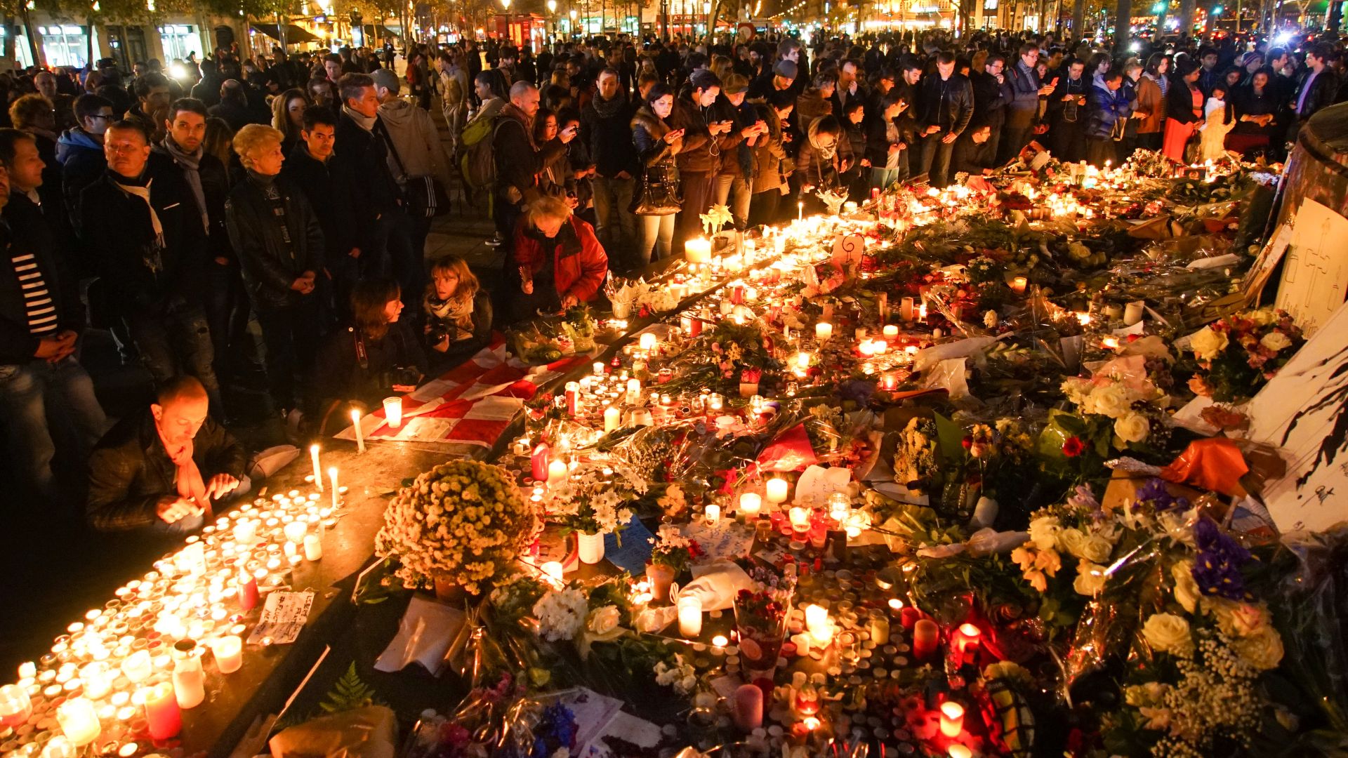 File:Dozens of mourning people captured during civil service in remembrance of November 2015 Paris attacks victims. Western Europe, France, Paris, place de la République, November 15, 2015.jpg
