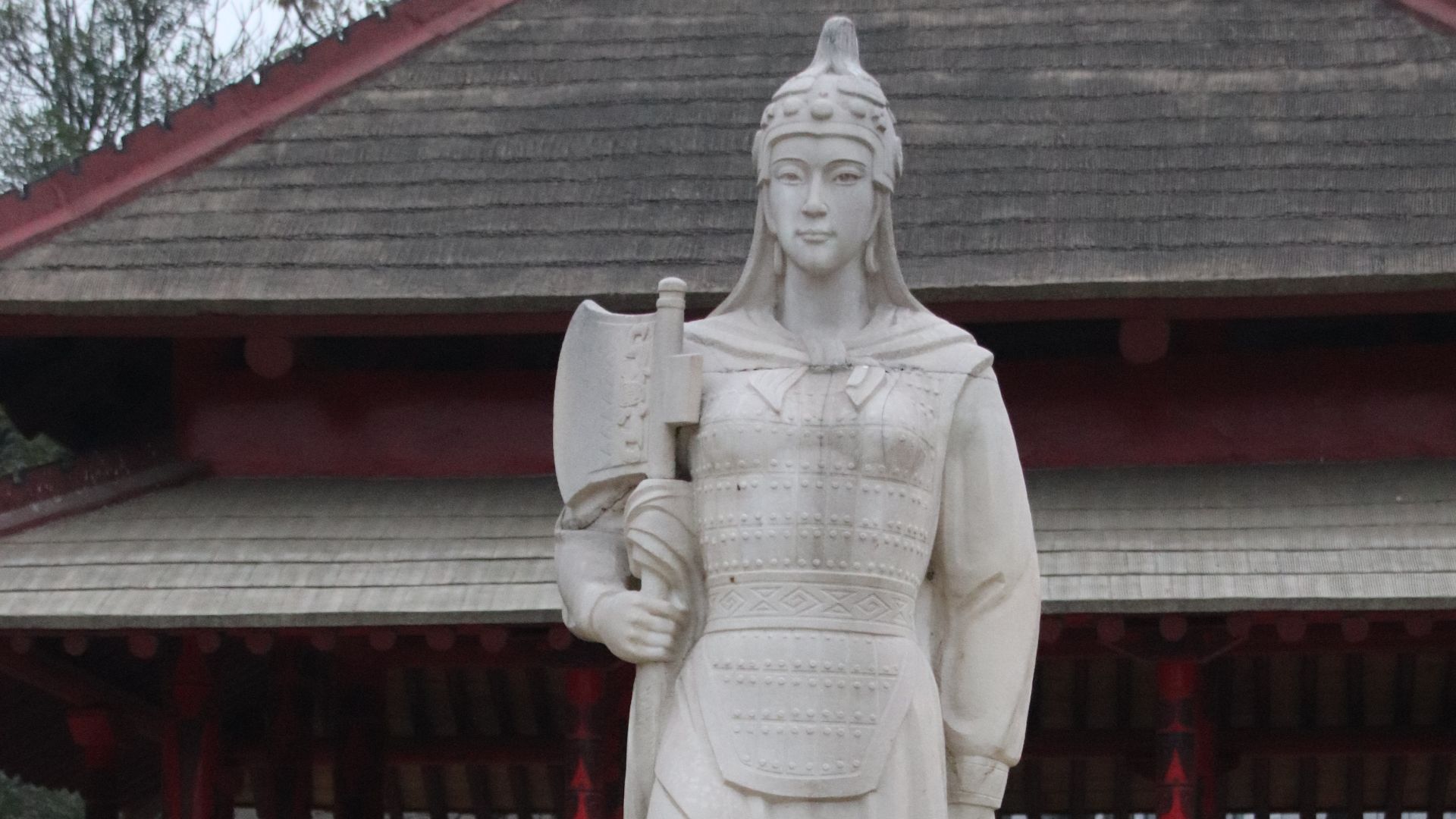 File:Fu Hao Statue in Front of Tomb (44987347225).jpg