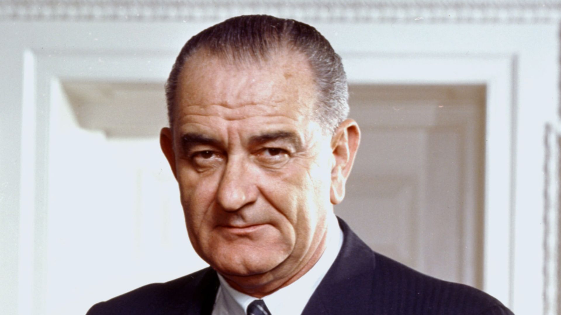 File:Lyndon B. Johnson, photo portrait, leaning on chair, color cropped.jpg