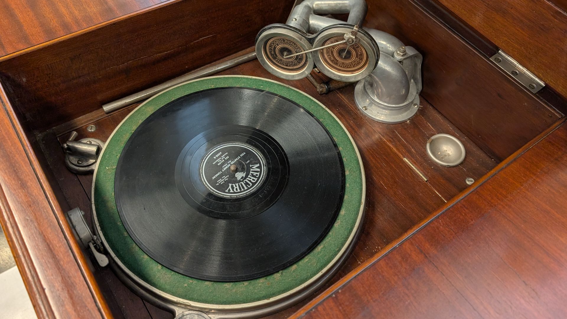 File:Phonographs at Museum of Science, TUS (72872).jpg