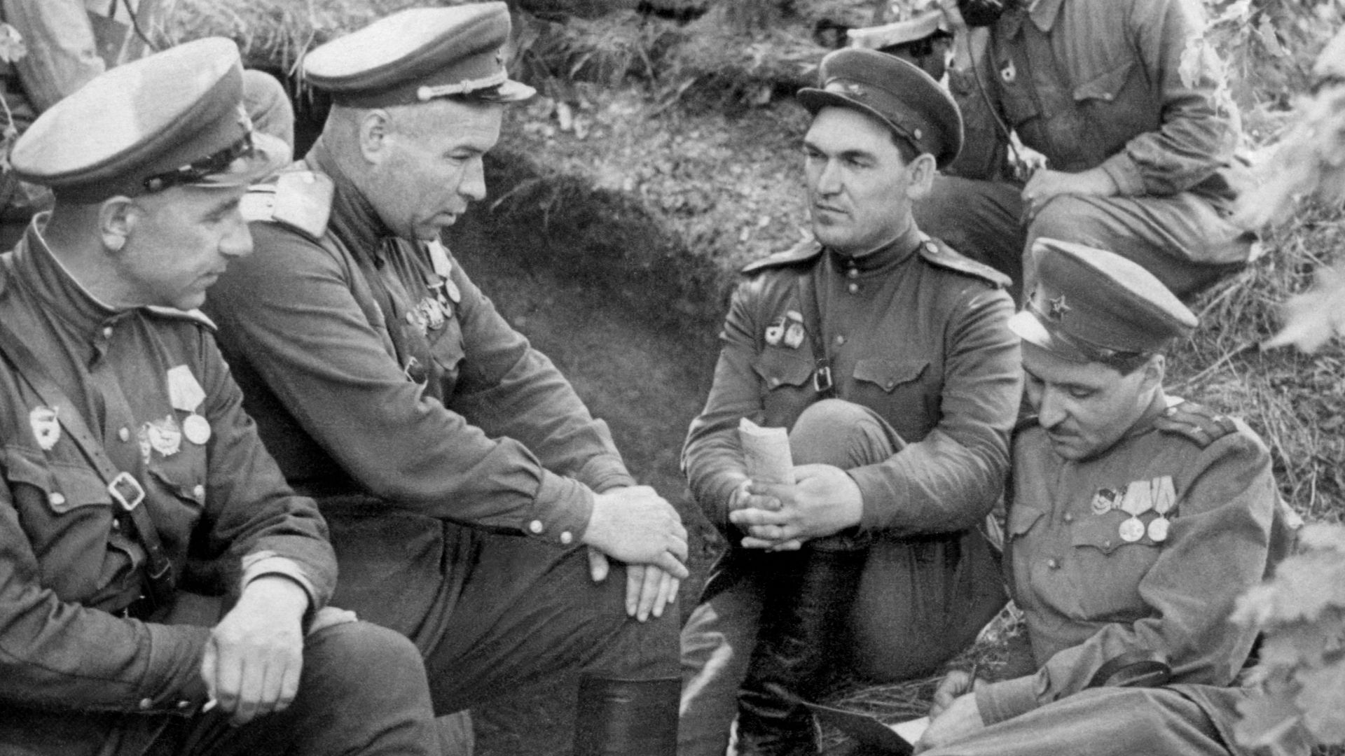 File:V.A.Gorishny Ilya Vlasenko Konstantin Simonov A.V,Mukhin near Ponyri. Battle of Kursk. 1943.jpg