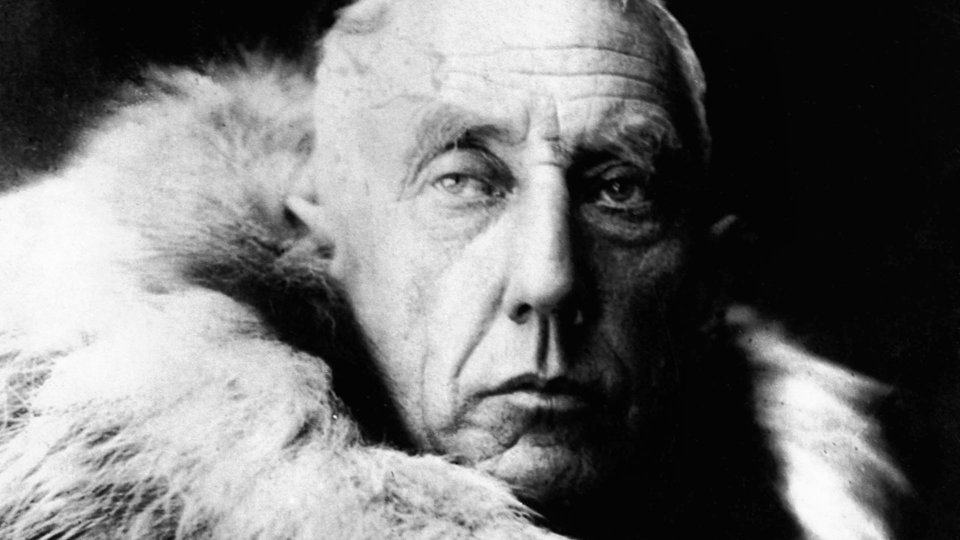 File:Amundsen in fur skins.jpg