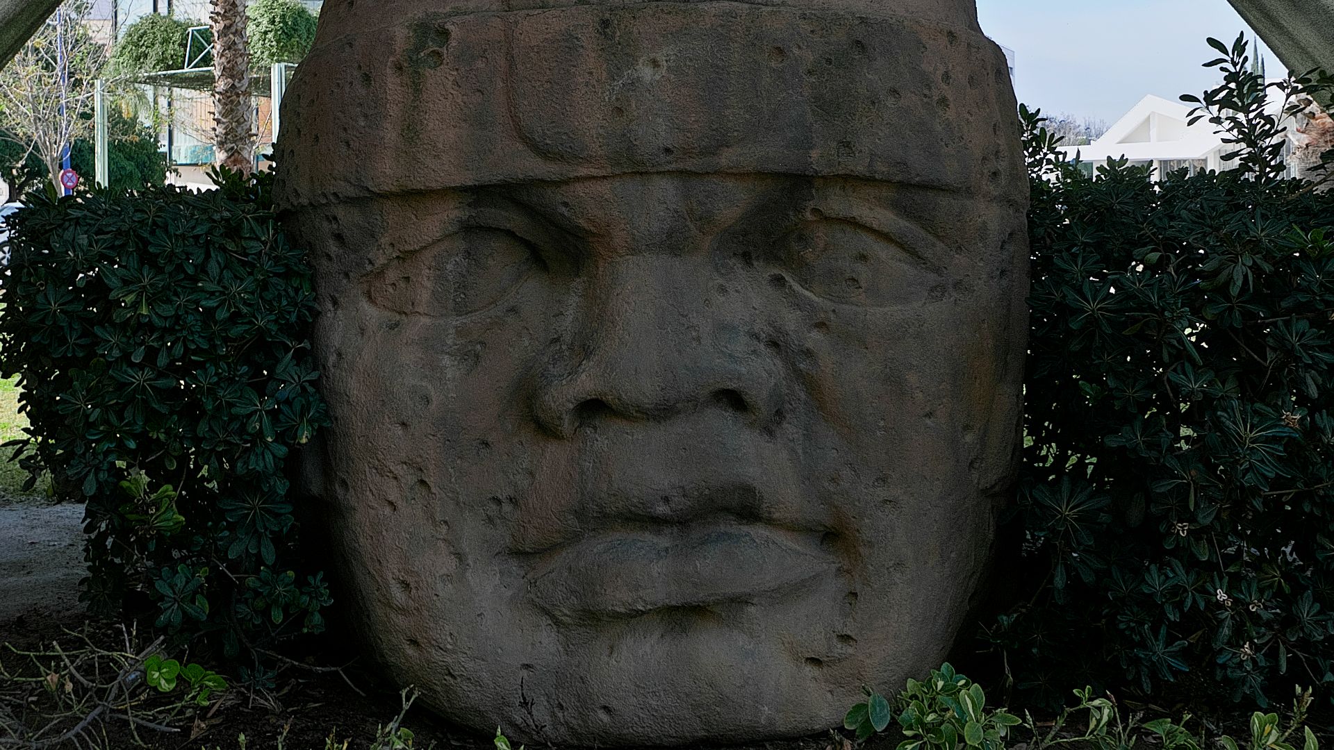 File:Cabeza olmeca, Pabellón de México (Exposición Universal de Sevilla de 1992).jpg