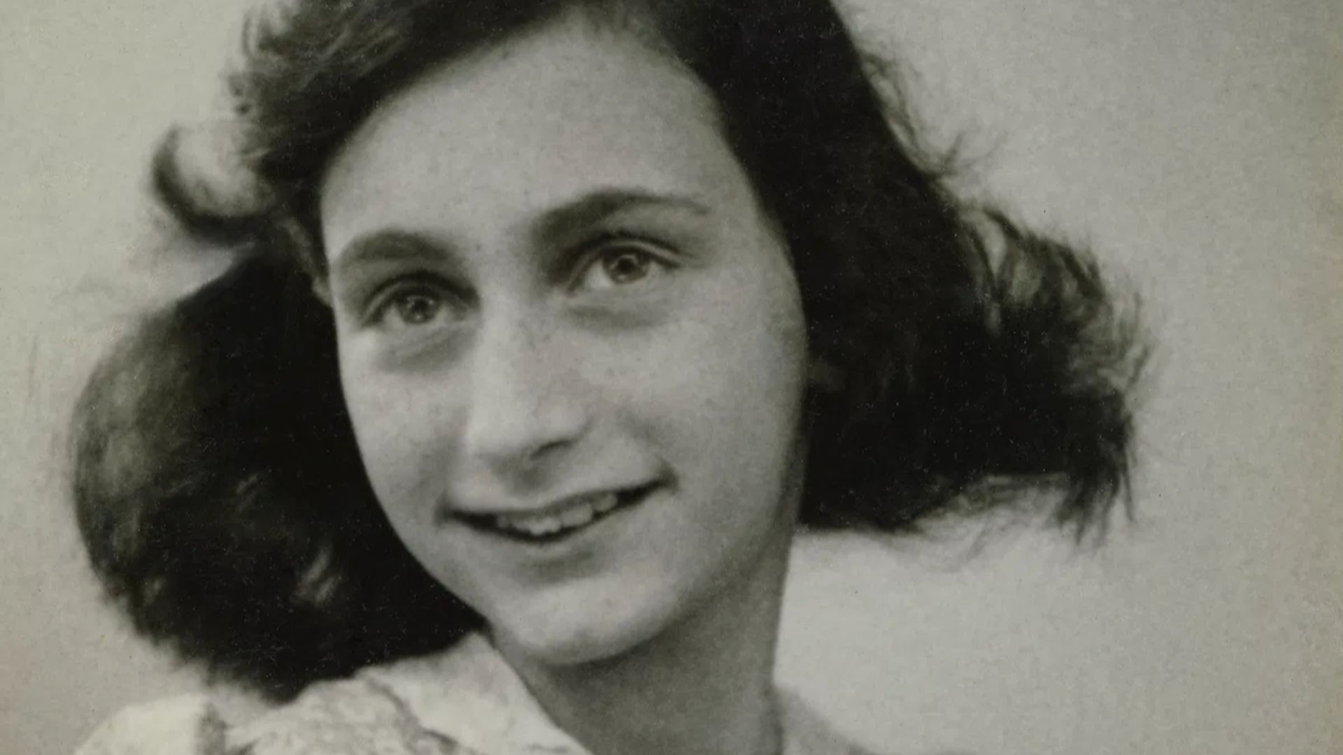 File:Anne Frank passport photo, May 1942.jpg