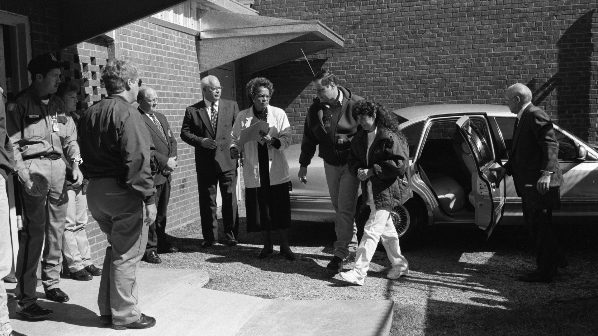 File:Karla Faye Tucker is escorted into the Texas Death House on February 3, 1998 for her execution.jpg