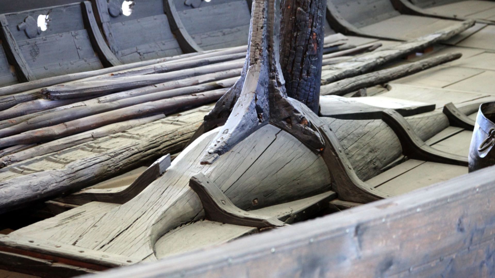 File:Gokstad-ship-mast-step-2012.jpg