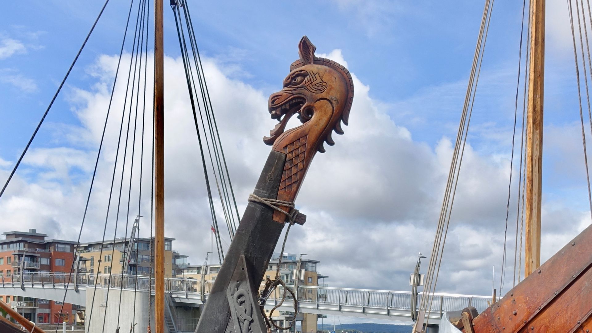 File:Tønsberg Norway Saga Oseberg Farmann (Klåstadskipet) Sæheimr (Fjørtoftbåten) Viking ship replicas Dragon's head Clinkered prows Forstevner klinkbygde skrog Harbour Havn Dock Brygga Kaldnes bro footbridge Byfjorden 2019-08-16 422.jpg