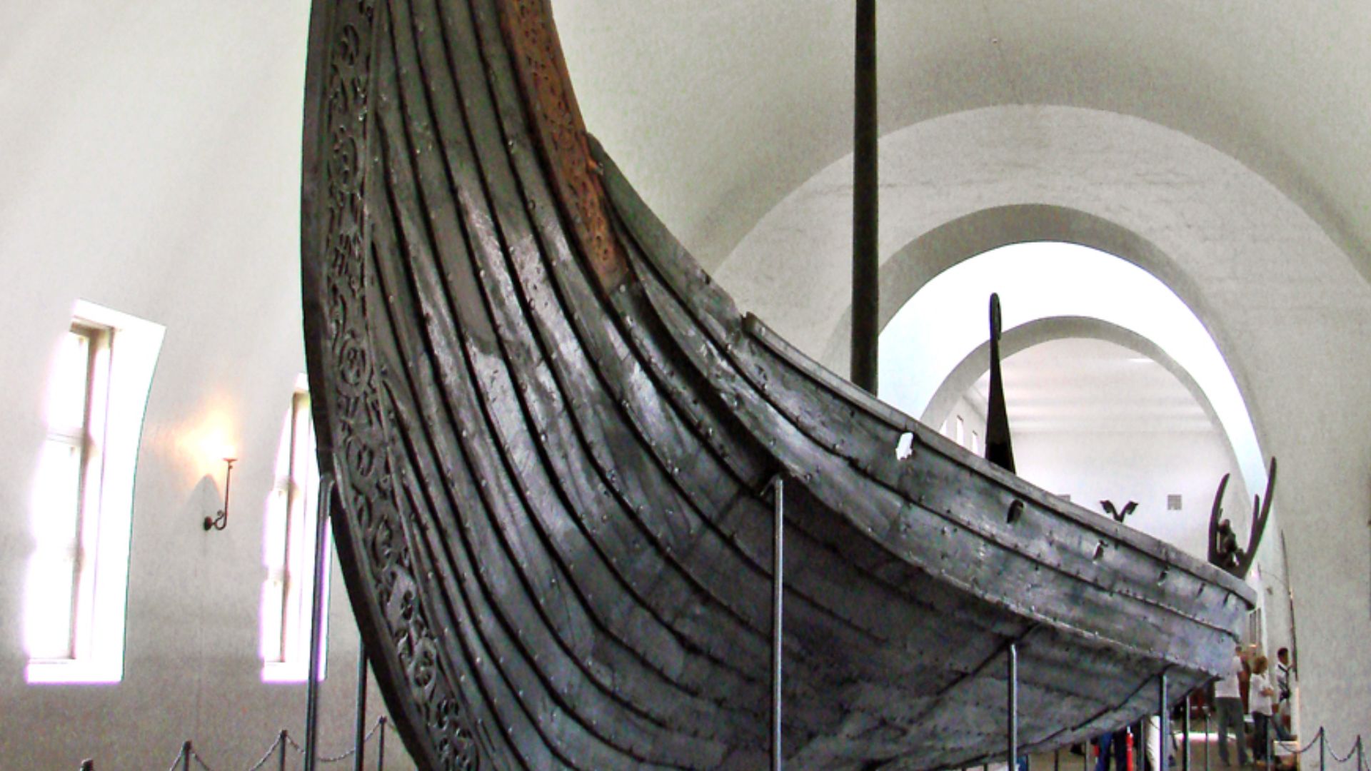 File:Le bateau viking dOseberg (4835828216).jpg