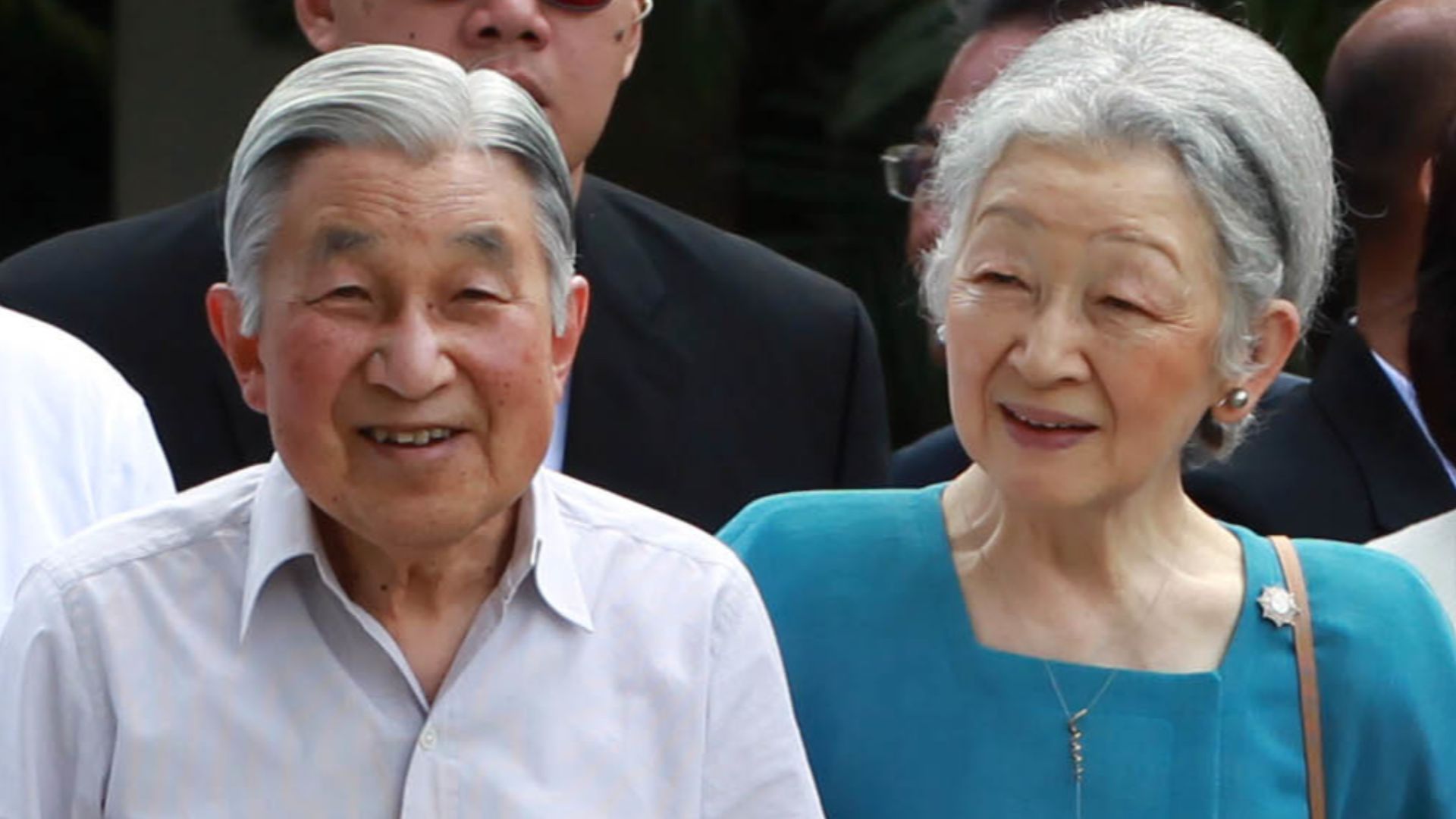 File:Japanese Emperor Akihito and Empress Michiko meet the representatives of the Philippine Federation of Japan Alumni (cropped).jpg