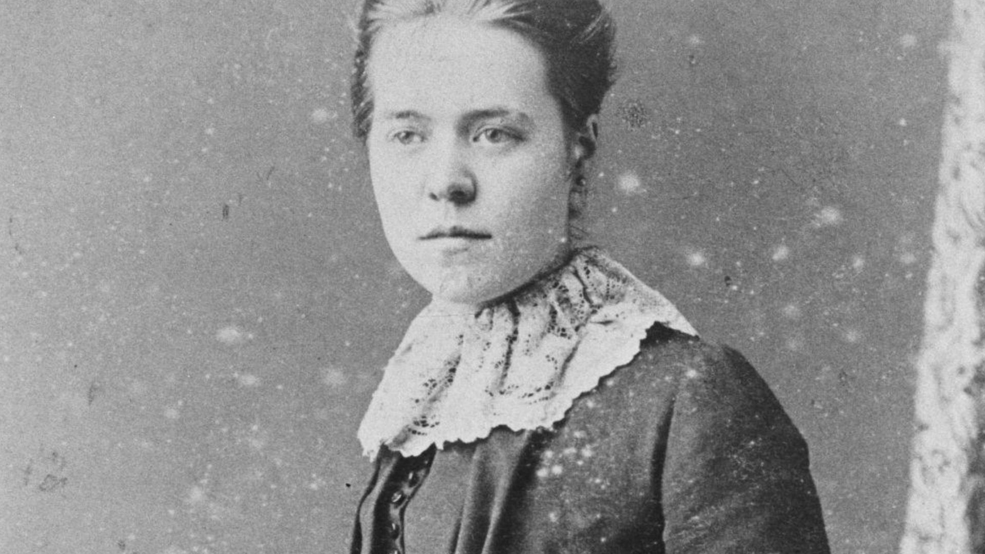File:Copy of an old photograph of a woman in Victorian dress holding a closed fan (1522100).jpg