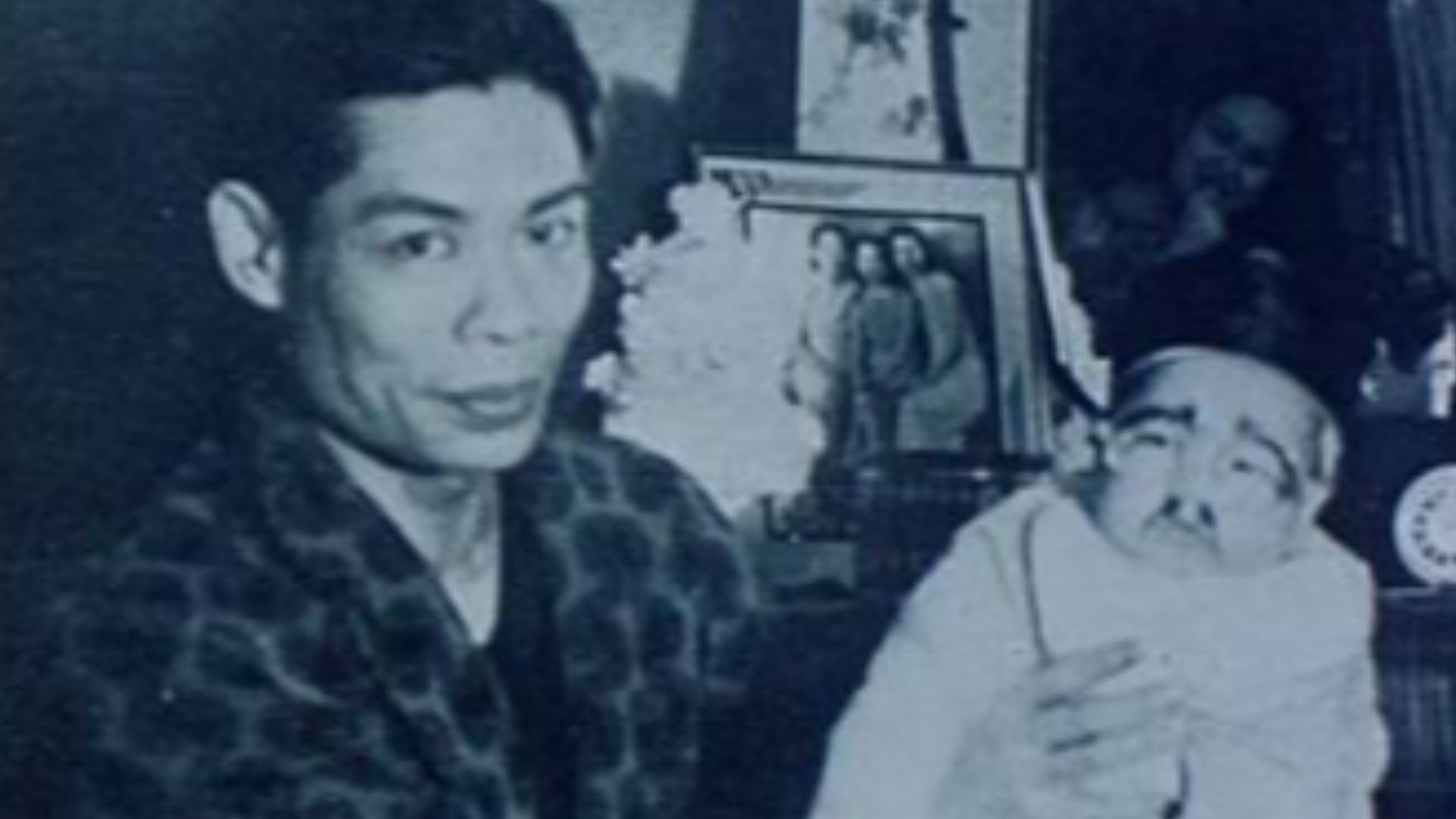File:Bruce Lee with his father 1940s.jpg