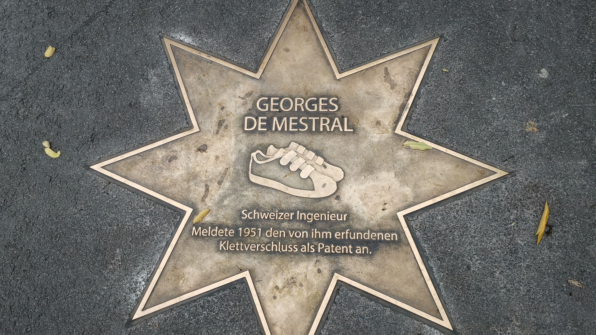 File:Star Walk Campus Rütli Berlin Neukölln Georges de Mestral.jpg