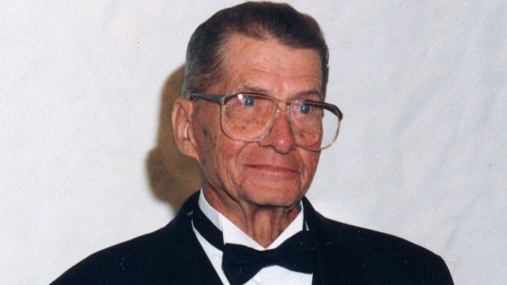 File:Eugene Polley Emmy Award 1995.jpg