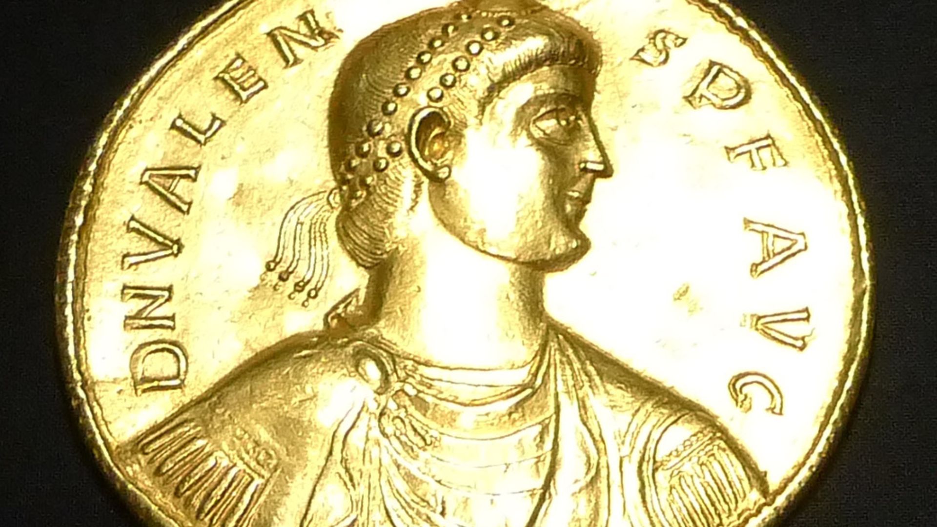 File:KHM Wien 32.481 - Germanic Valens medal, 378 AD or later.jpg