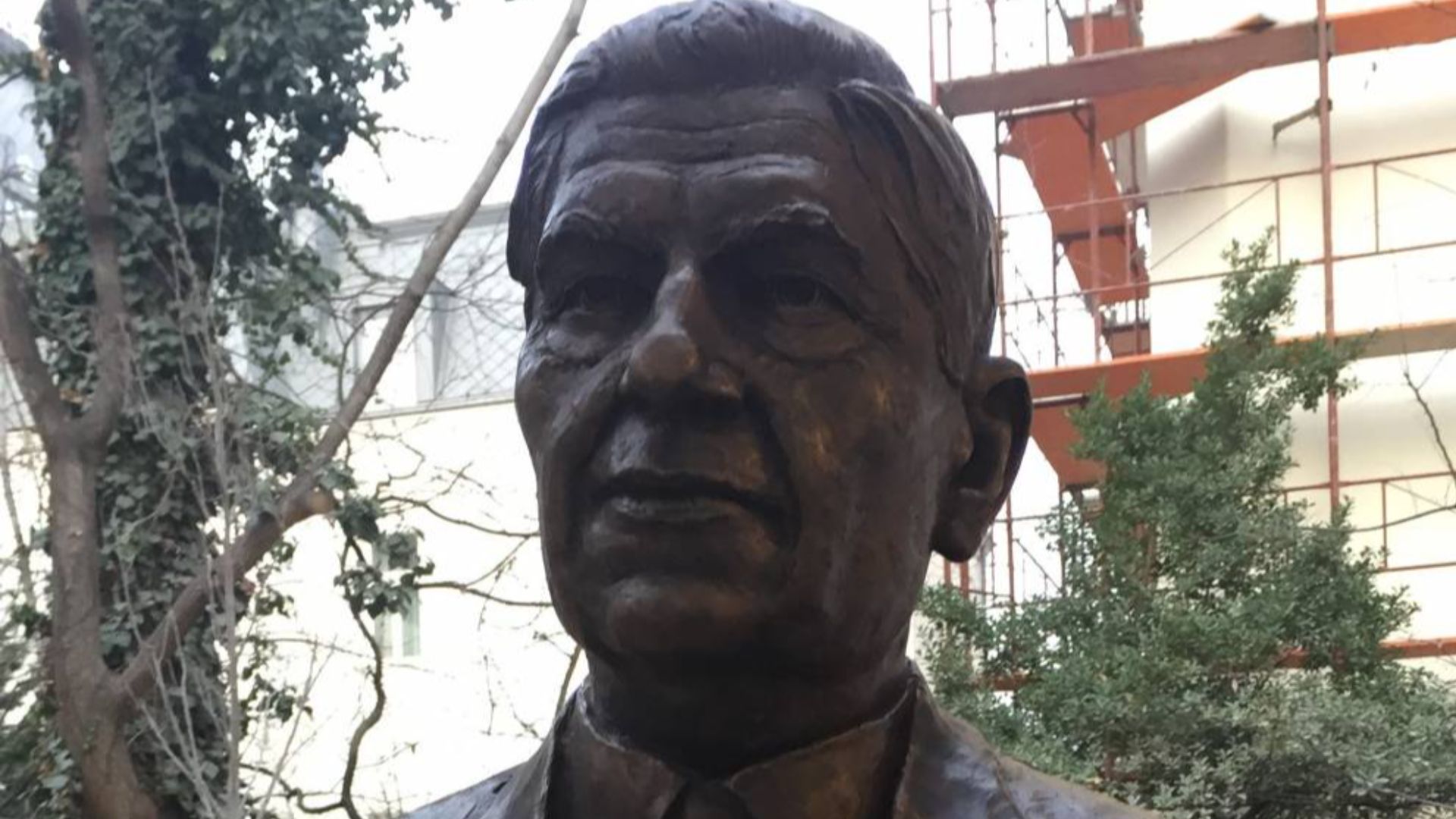 File:Arthur Koestler mellszobra Budapesten (Juha Richárd alkotása).jpg