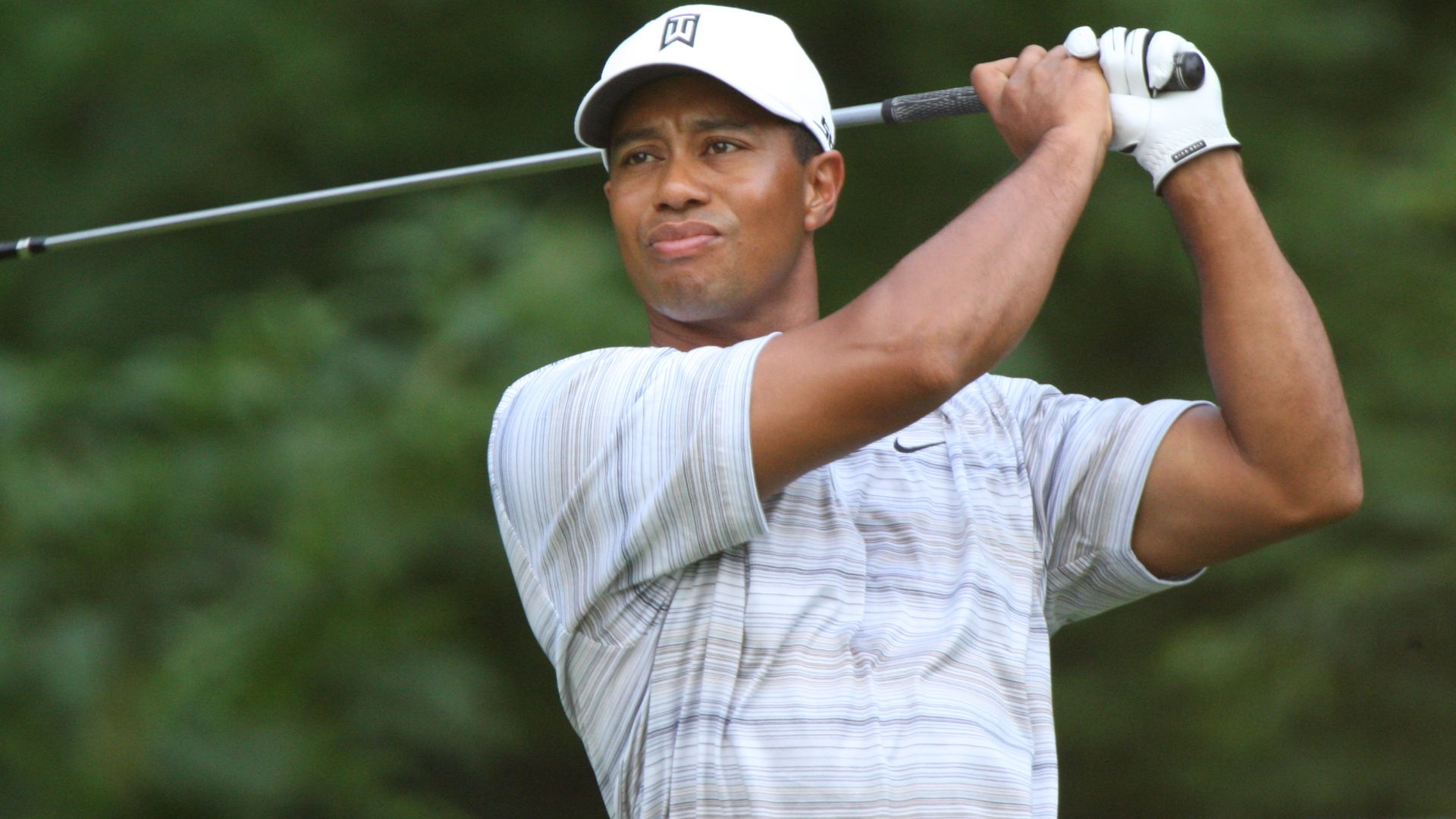 File:Tiger Woods drives by Allison.jpg