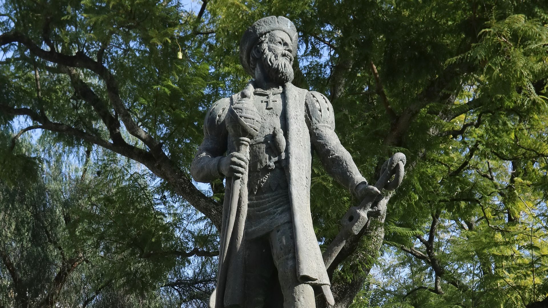 File:Evora - Vasco da Gama Statue.jpg